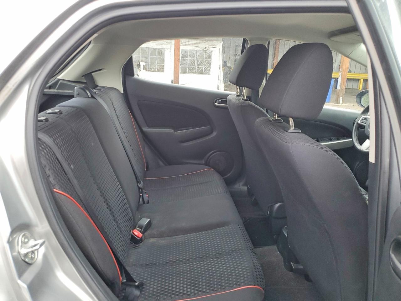 2011 Mazda Mazda2 Silver vin: JM1DE1HYXB0103352