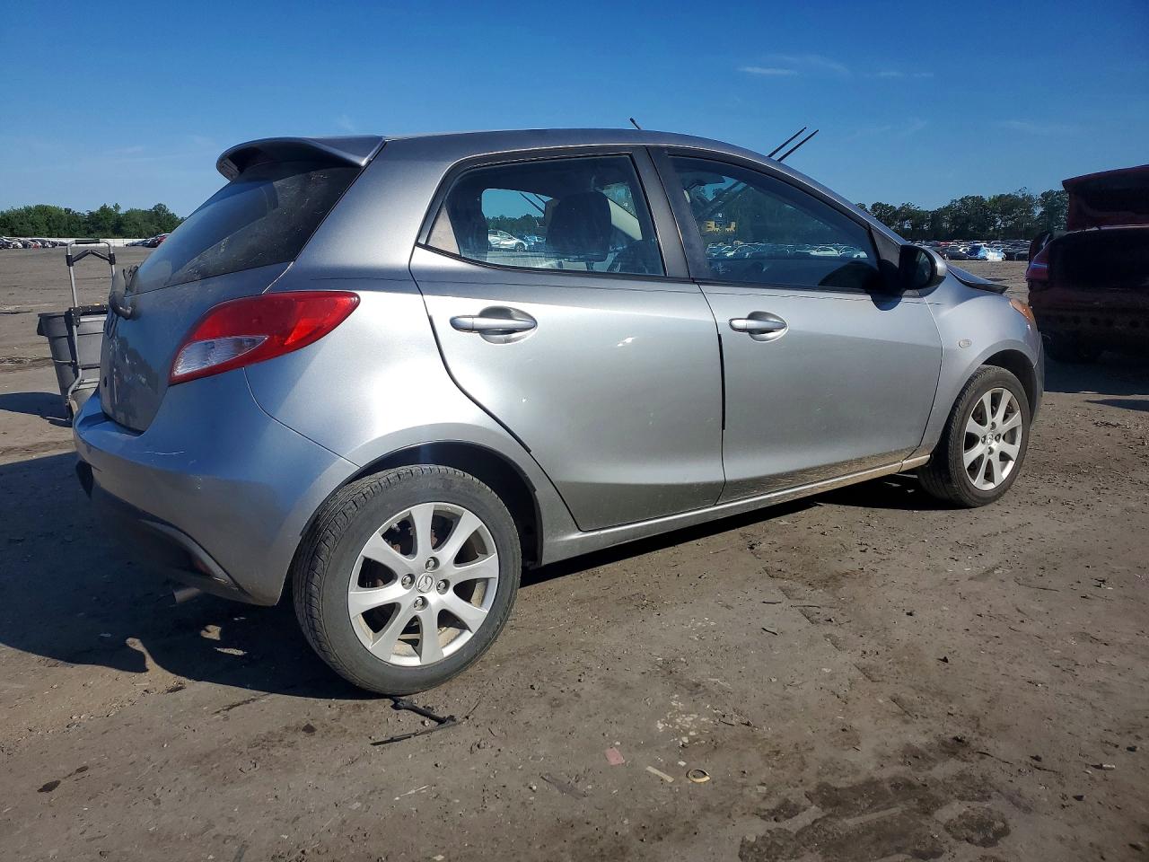 2011 Mazda Mazda2 Silver vin: JM1DE1HZ2B0101264