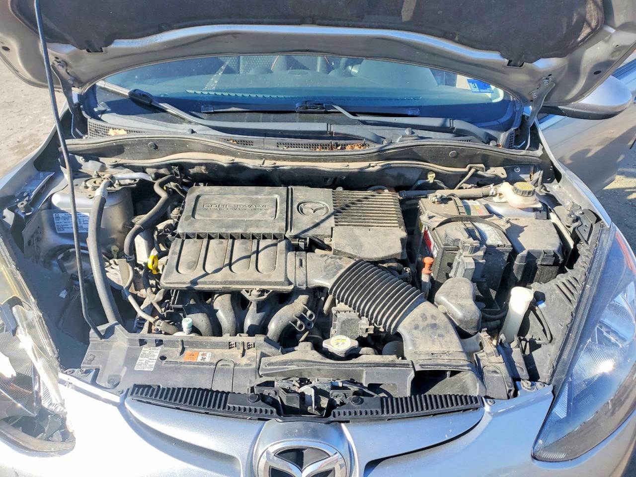 2011 Mazda Mazda2 Silver vin: JM1DE1HZ2B0101264
