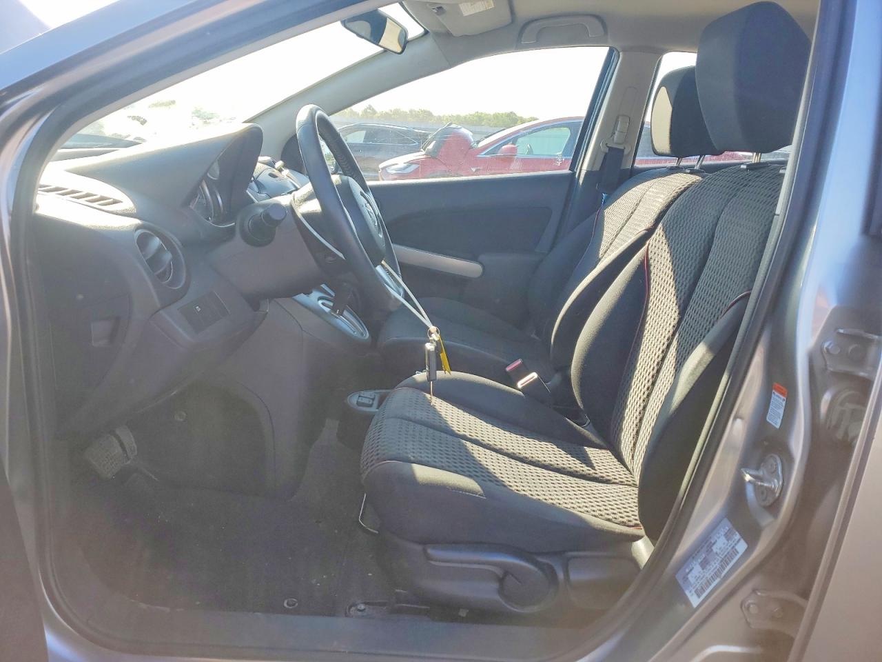 2011 Mazda Mazda2 Silver vin: JM1DE1HZ2B0101264