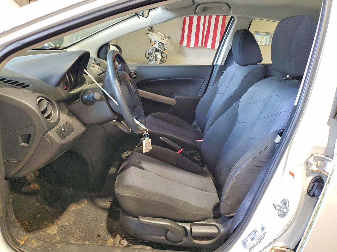 2011 Mazda Mazda2 White vin: JM1DE1HZ2B0130165
