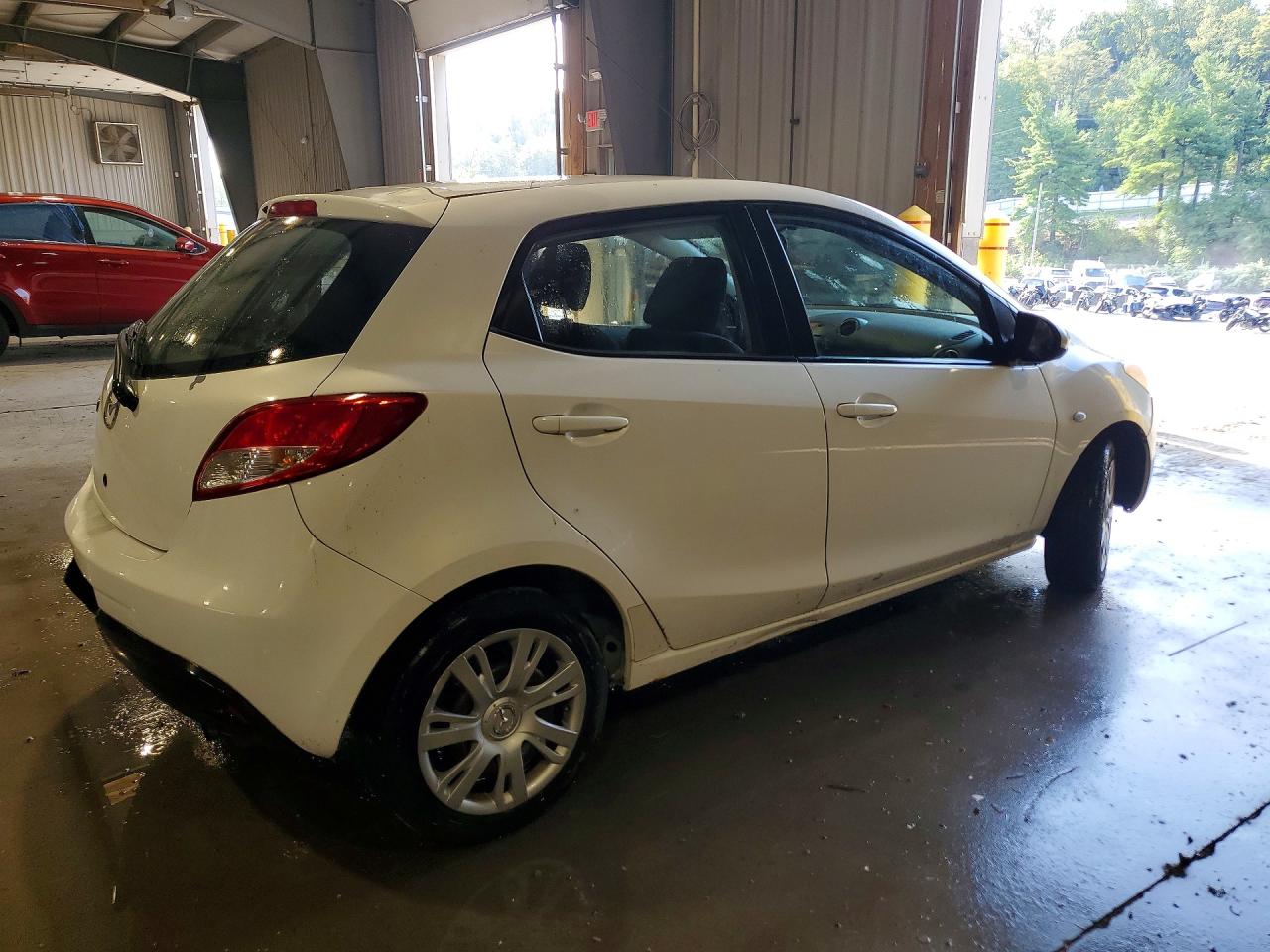 2011 Mazda Mazda2 White vin: JM1DE1HZ2B0130165