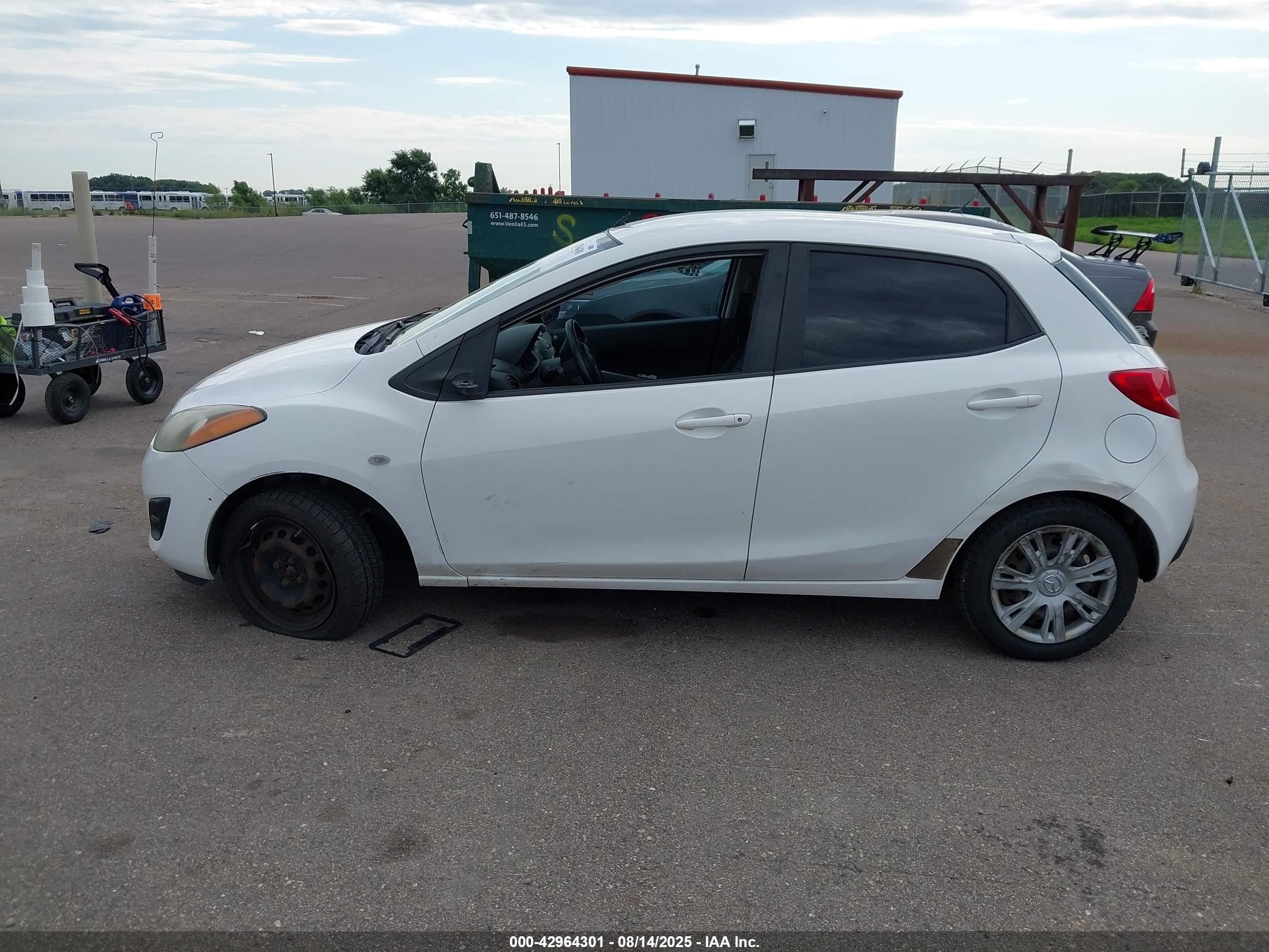2011 Mazda Mazda2 Sport Белый vin: JM1DE1HZ3B0124021