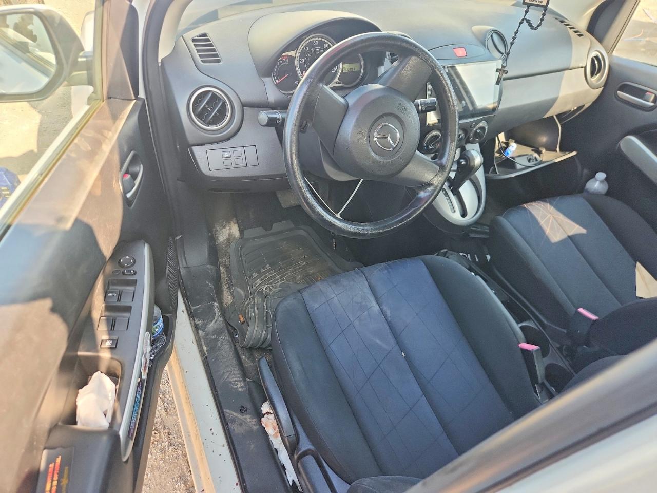 2011 Mazda Mazda2 White vin: JM1DE1HZ4B0105137