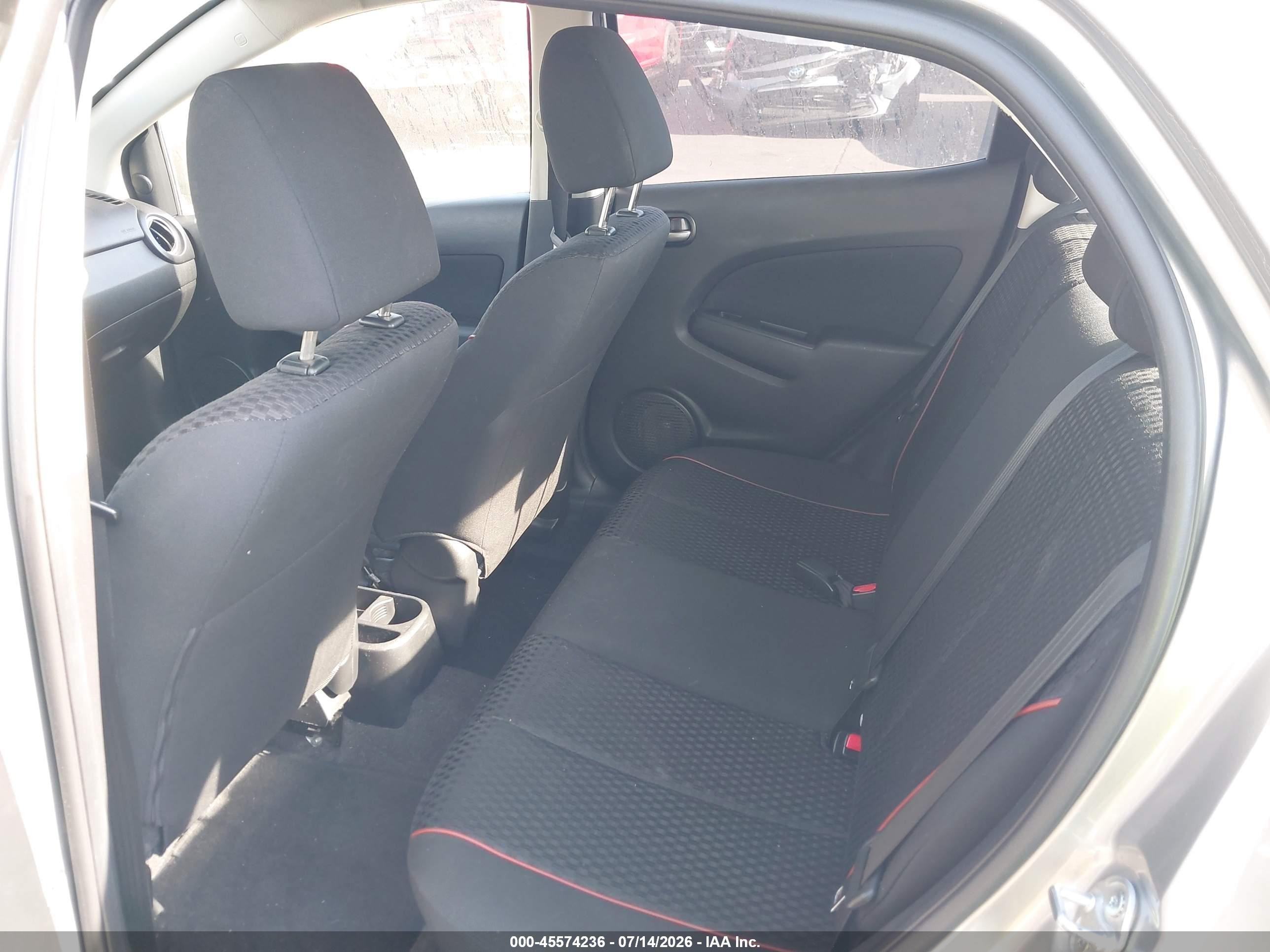 2011 Mazda Mazda2 Touring Silver vin: JM1DE1HZ5B0119077