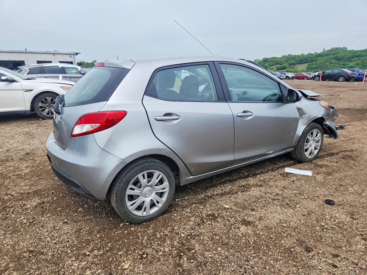2011 Mazda Mazda2 Silver vin: JM1DE1HZ6B0105348