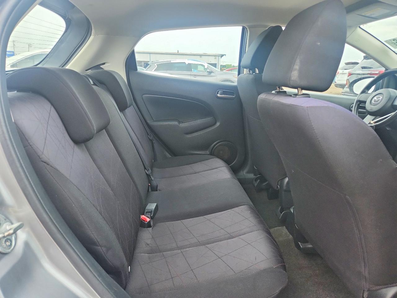 2011 Mazda Mazda2 Silver vin: JM1DE1HZ6B0105348