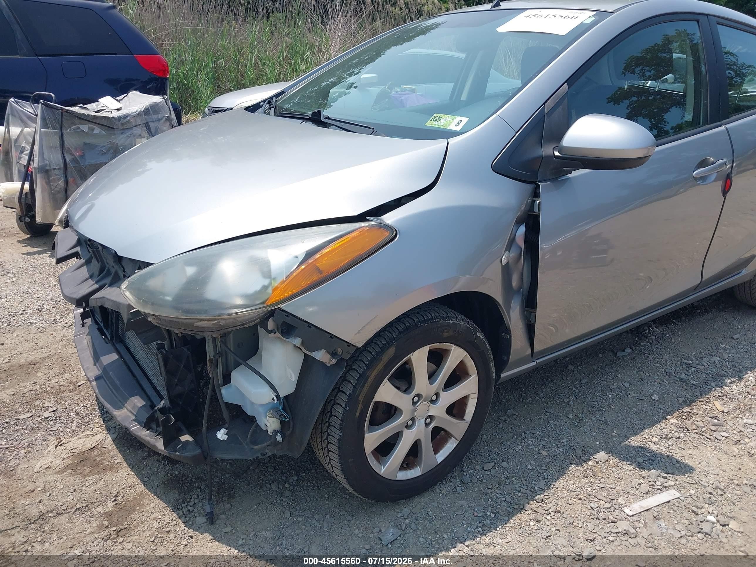 2011 Mazda Mazda2 Touring Silver vin: JM1DE1HZ6B0117662