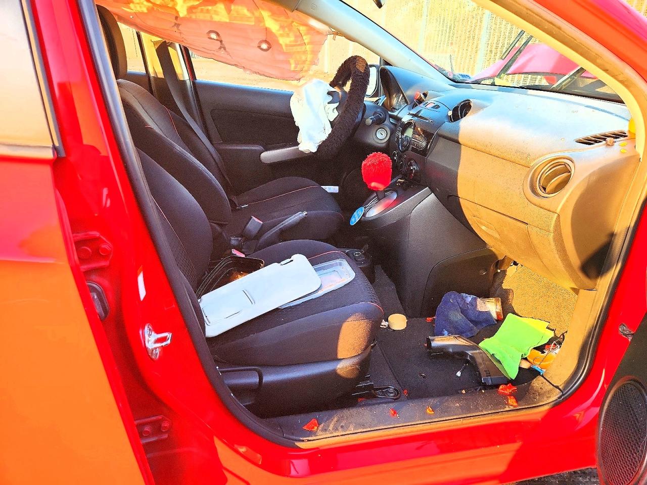 2011 Mazda Mazda2 Red vin: JM1DE1HZ7B0102099