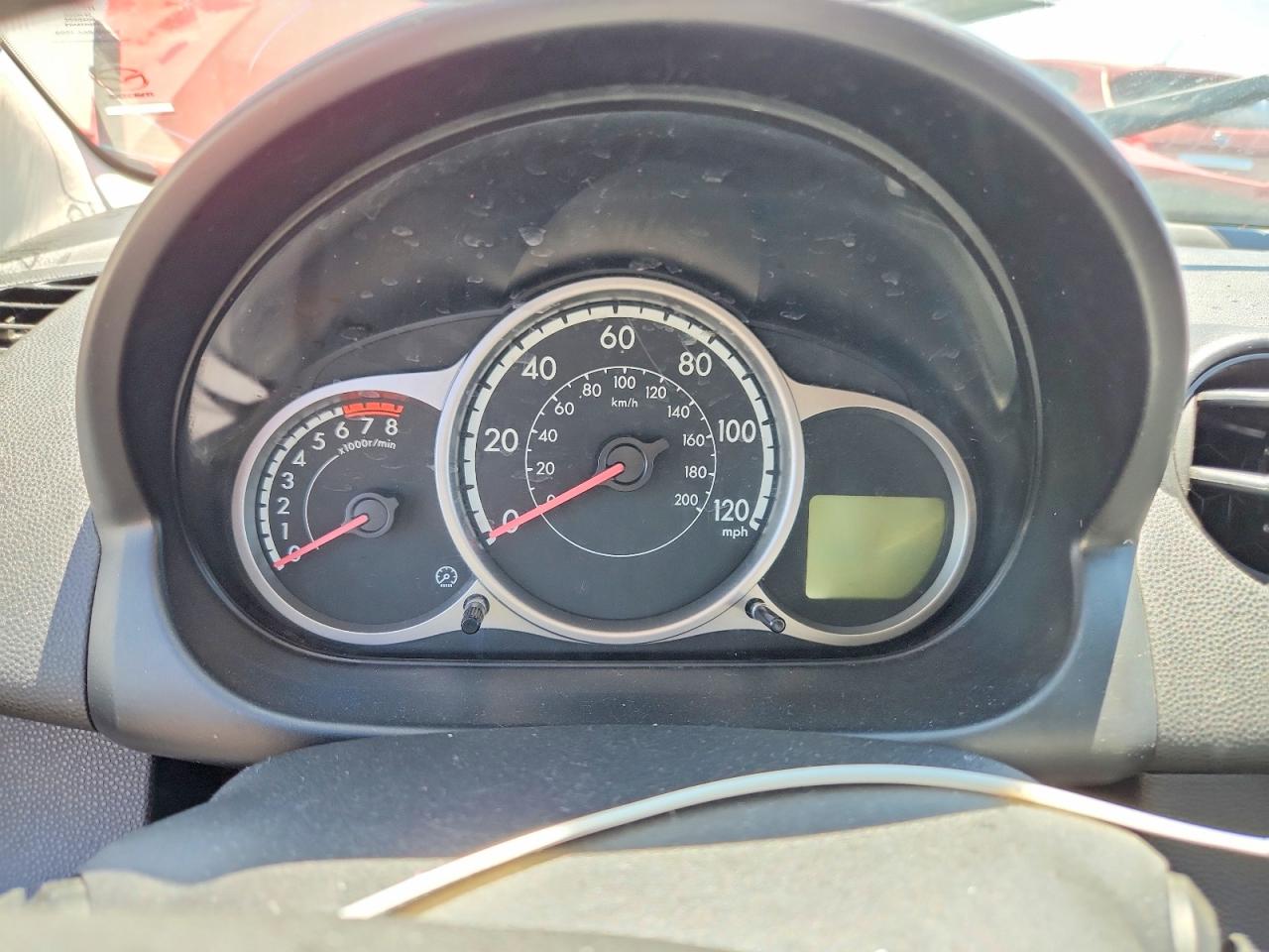 2011 Mazda Mazda2 Red vin: JM1DE1HZ7B0102099