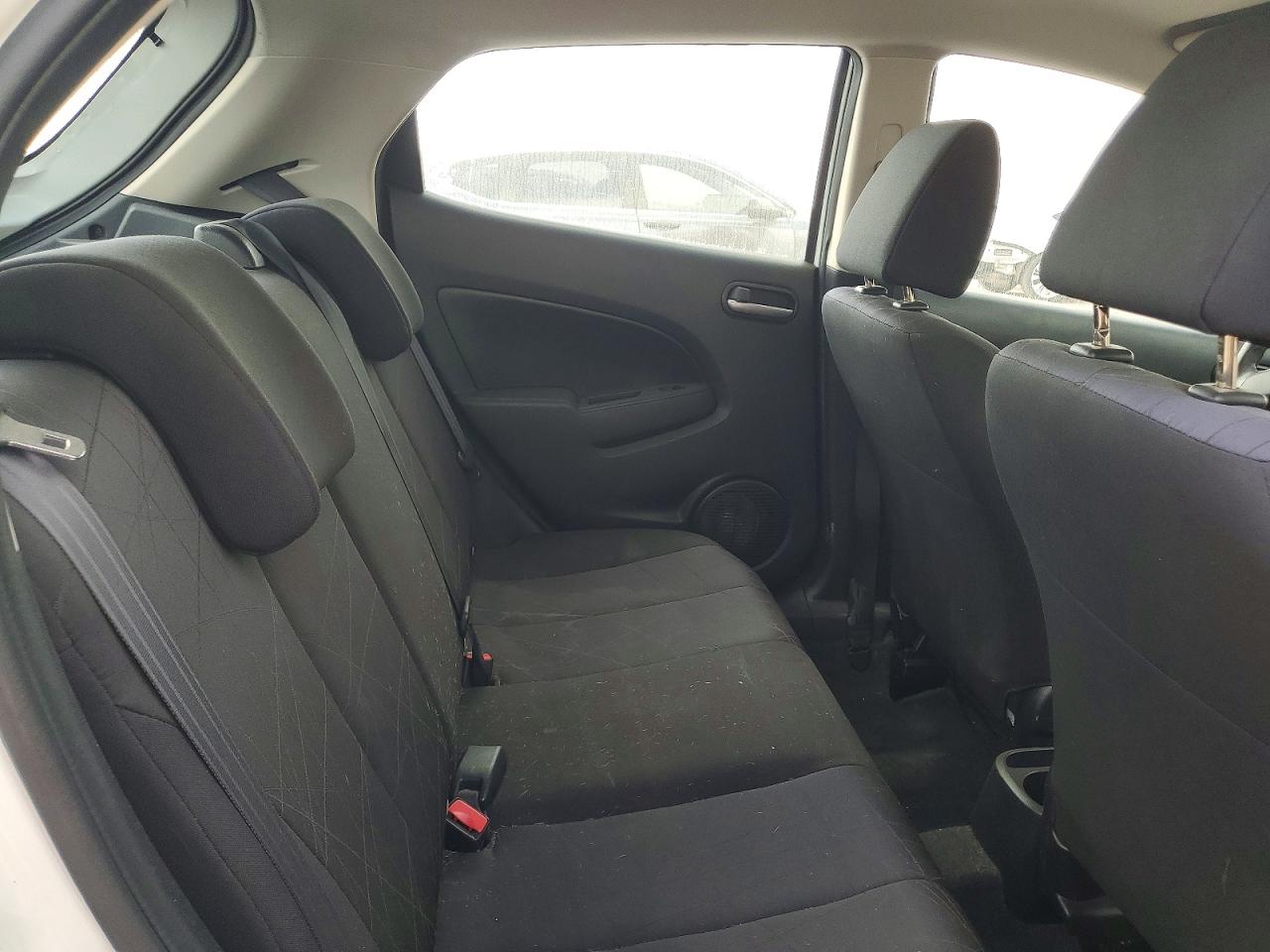 2012 Mazda Mazda 2 White vin: JM1DE1KY1C0144558