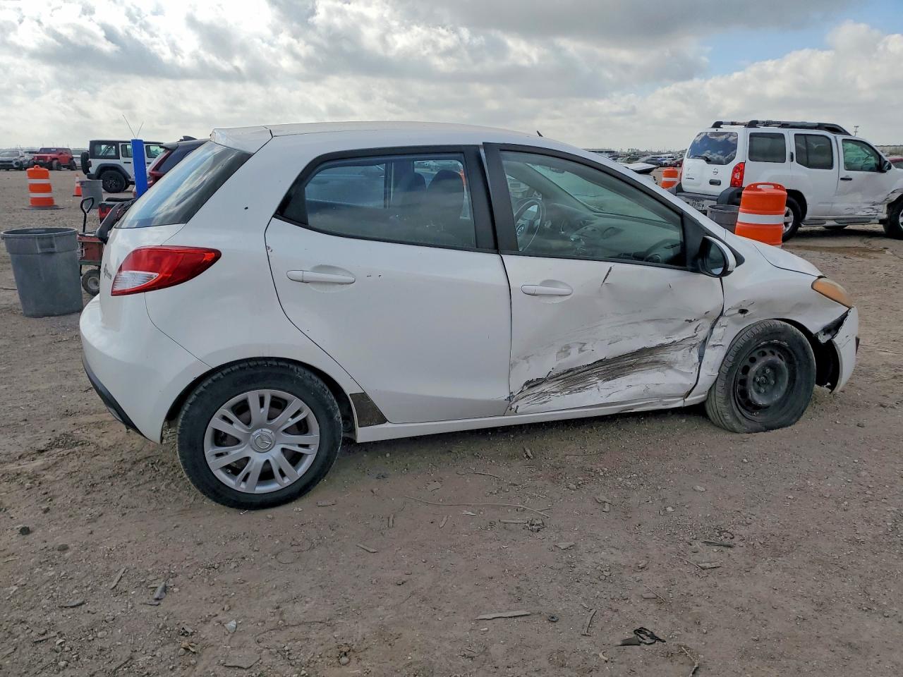 2012 Mazda Mazda 2 White vin: JM1DE1KY1C0144558