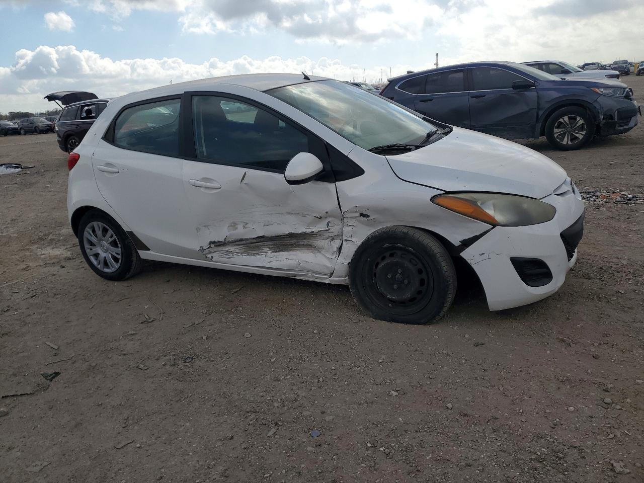 2012 Mazda Mazda 2 White vin: JM1DE1KY1C0144558