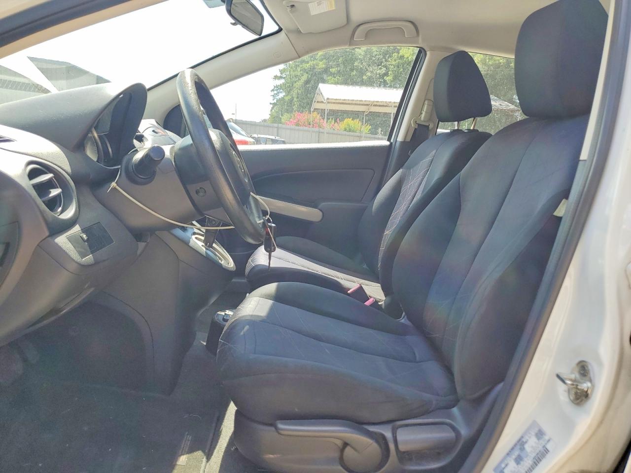 2013 Mazda Mazda 2 White vin: JM1DE1KY1D0153567