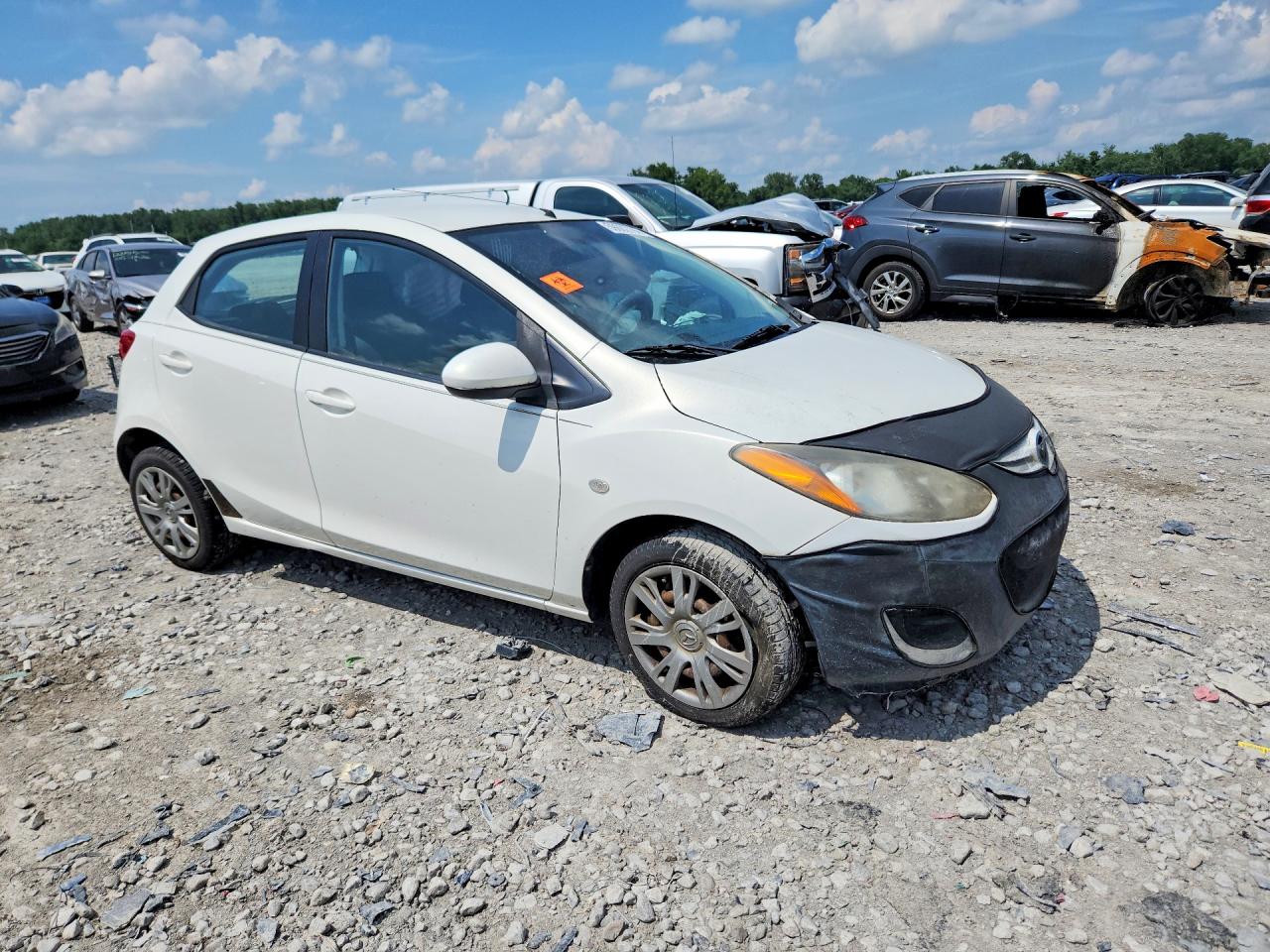 2013 Mazda Mazda2 White vin: JM1DE1KY2D0165422