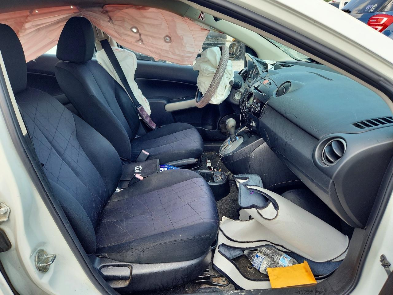 2013 Mazda Mazda2 White vin: JM1DE1KY2D0165422