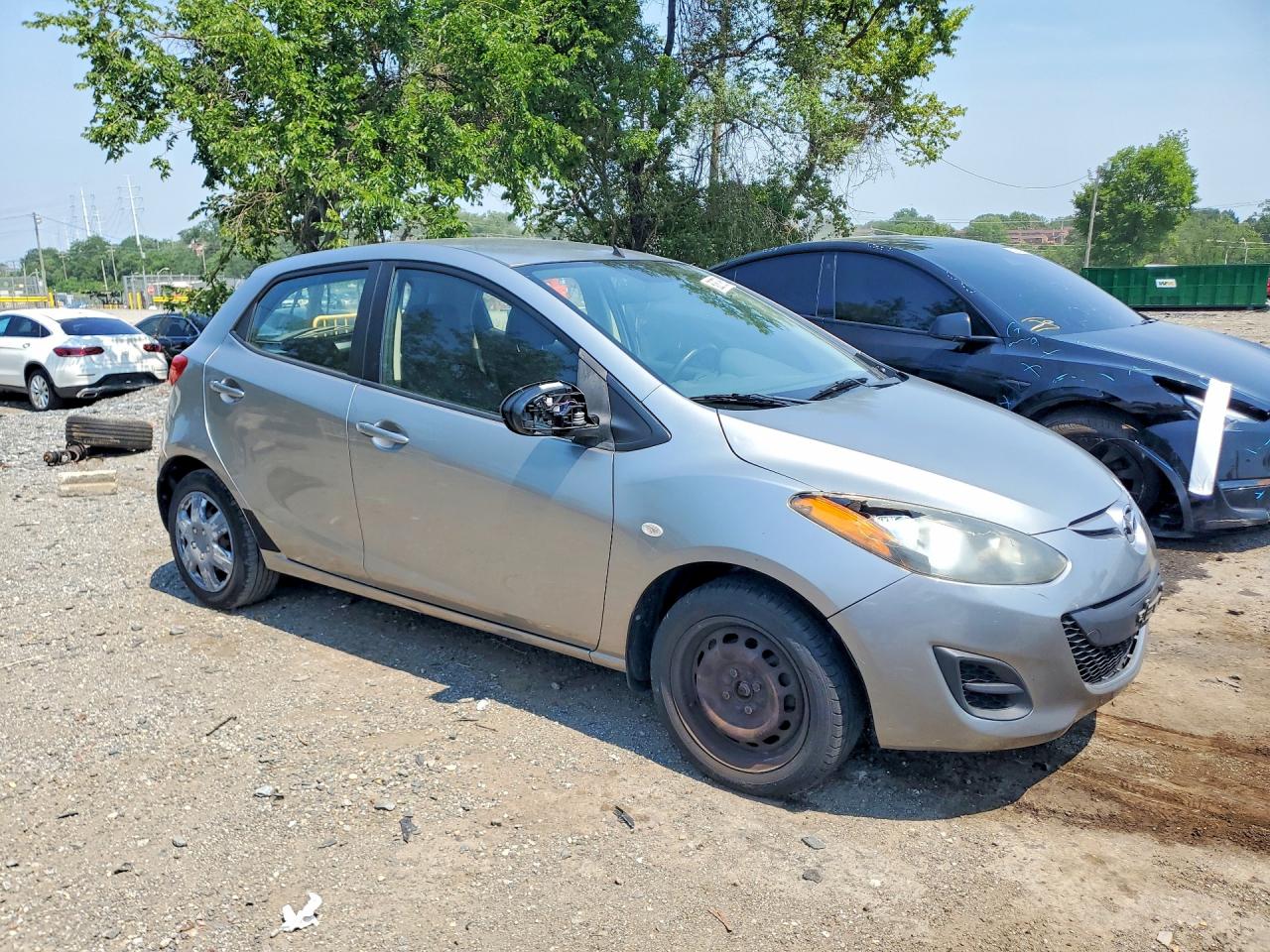 2012 Mazda Mazda2 Silver vin: JM1DE1KY5C0132381