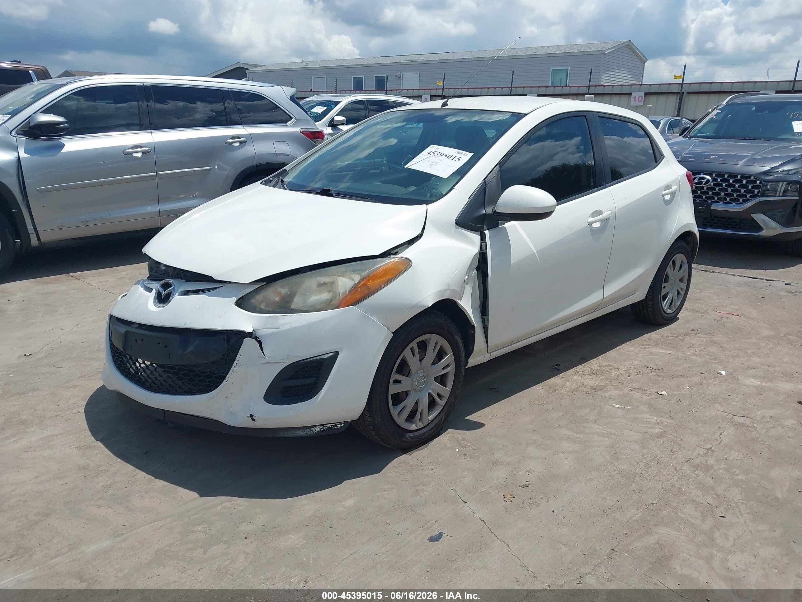 2014 Mazda Mazda2 Sport White vin: JM1DE1KY8E0188186