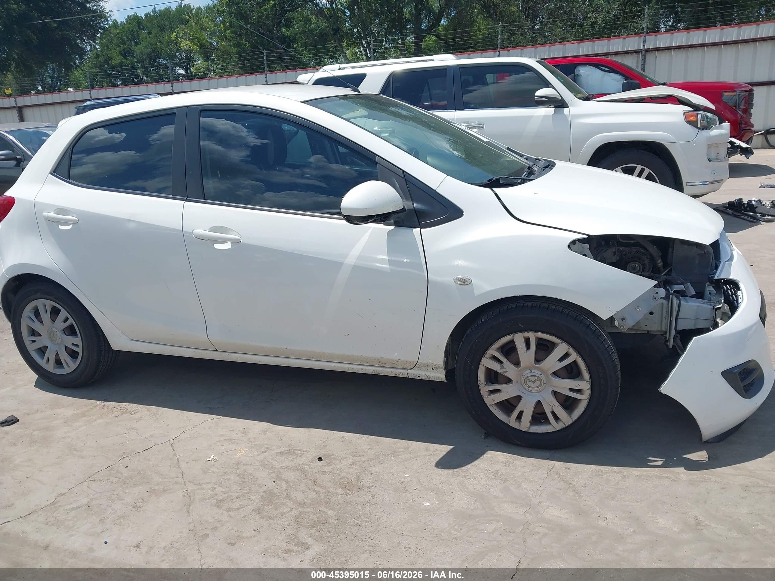 2014 Mazda Mazda2 Sport White vin: JM1DE1KY8E0188186