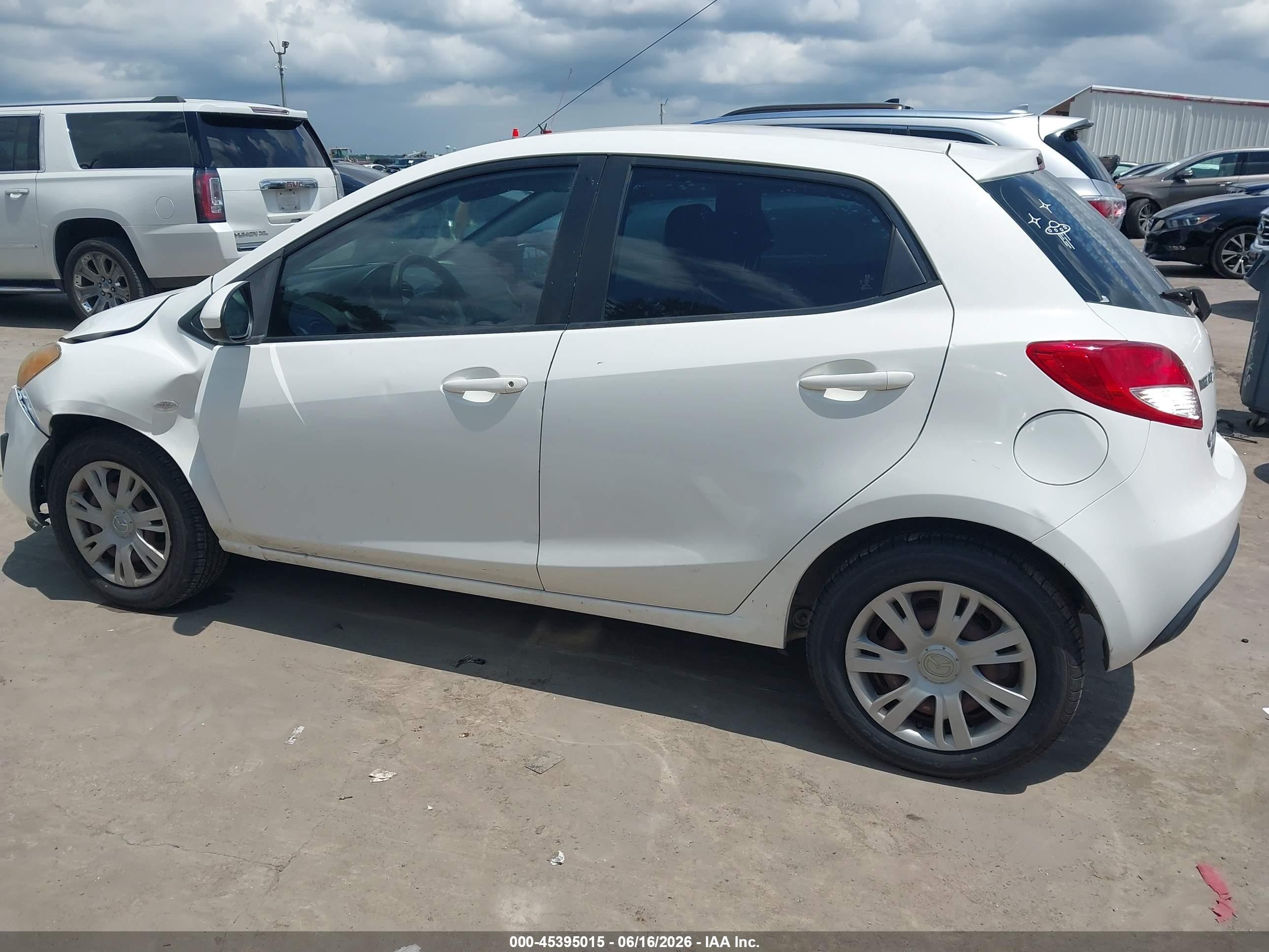2014 Mazda Mazda2 Sport White vin: JM1DE1KY8E0188186