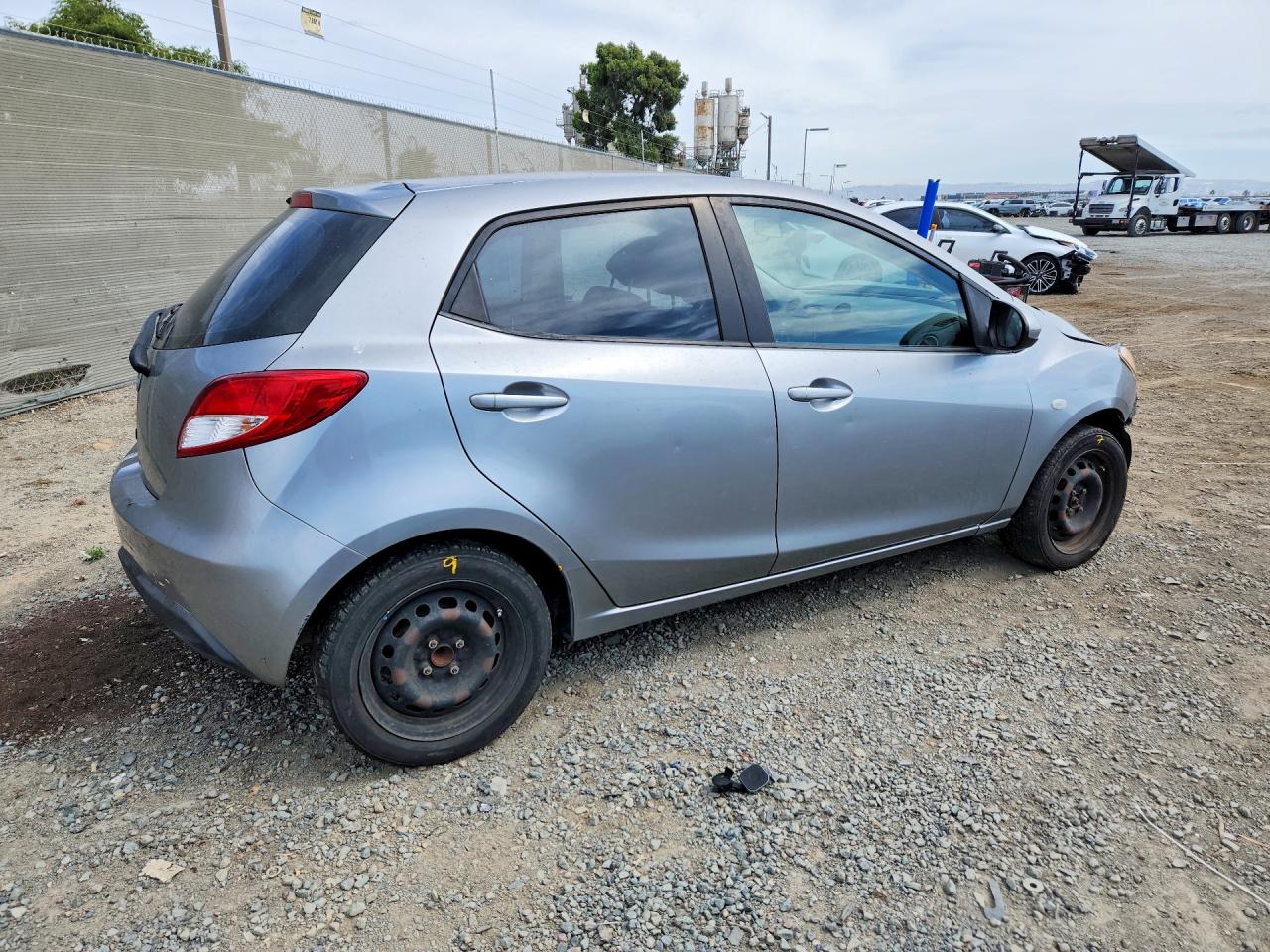 2014 Mazda Mazda2 Sport Silver vin: JM1DE1KZ1E0173022