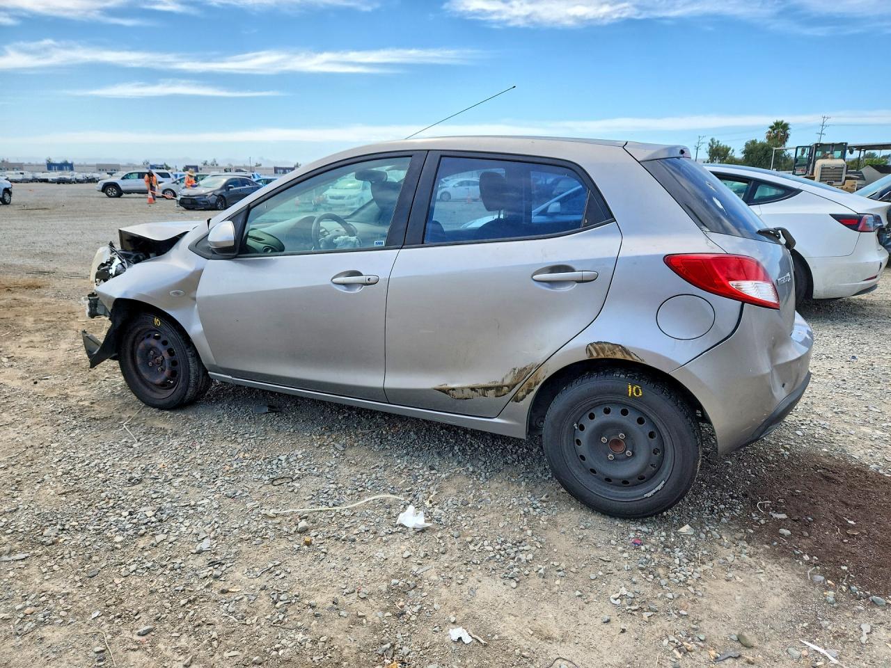2014 Mazda Mazda2 Sport Silver vin: JM1DE1KZ1E0173022