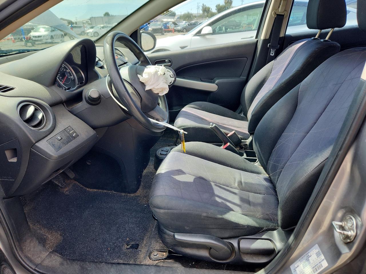 2014 Mazda Mazda2 Sport Silver vin: JM1DE1KZ1E0173022