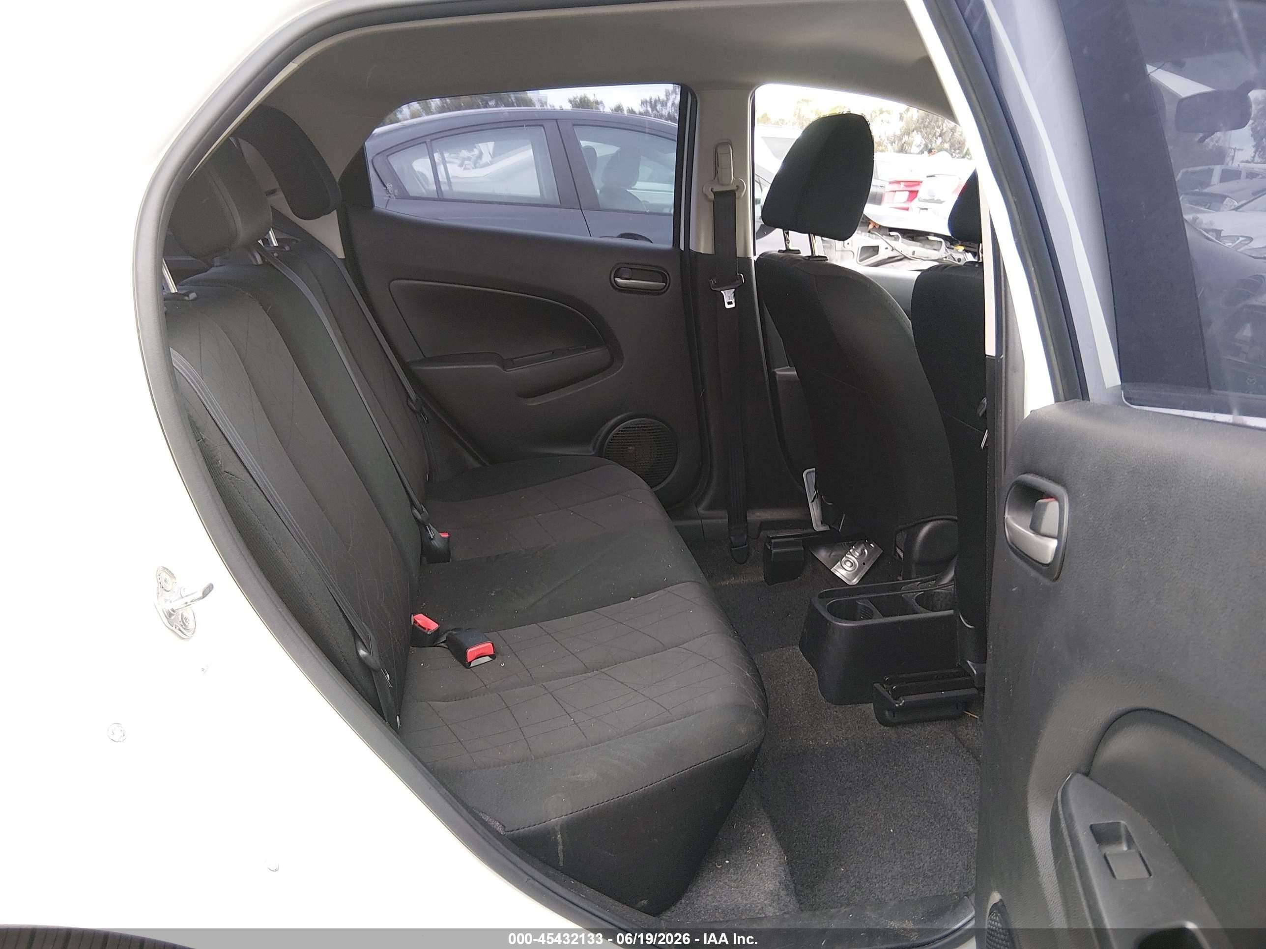 2014 Mazda Mazda2 Sport White vin: JM1DE1KZ3E0178853