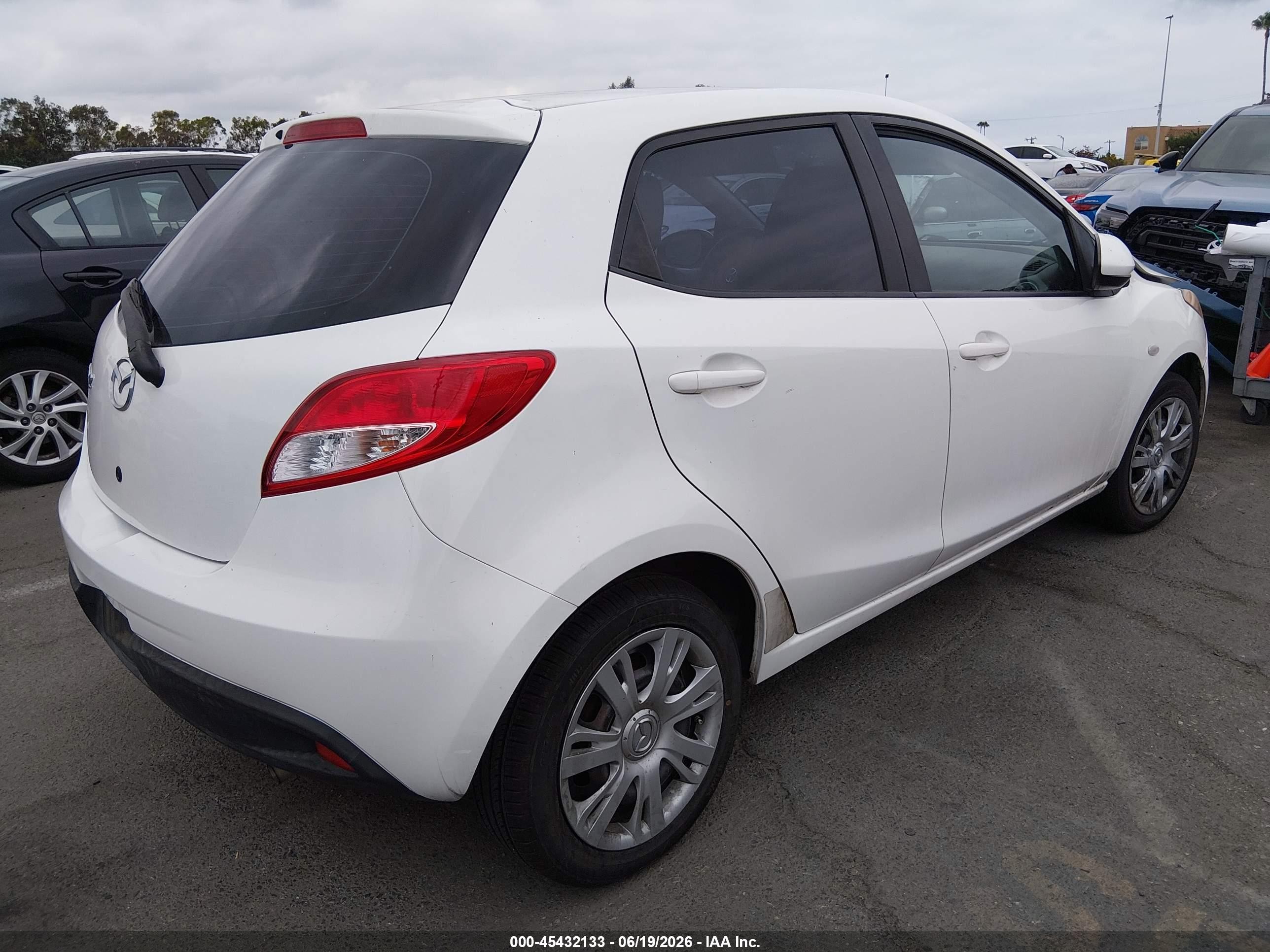 2014 Mazda Mazda2 Sport White vin: JM1DE1KZ3E0178853