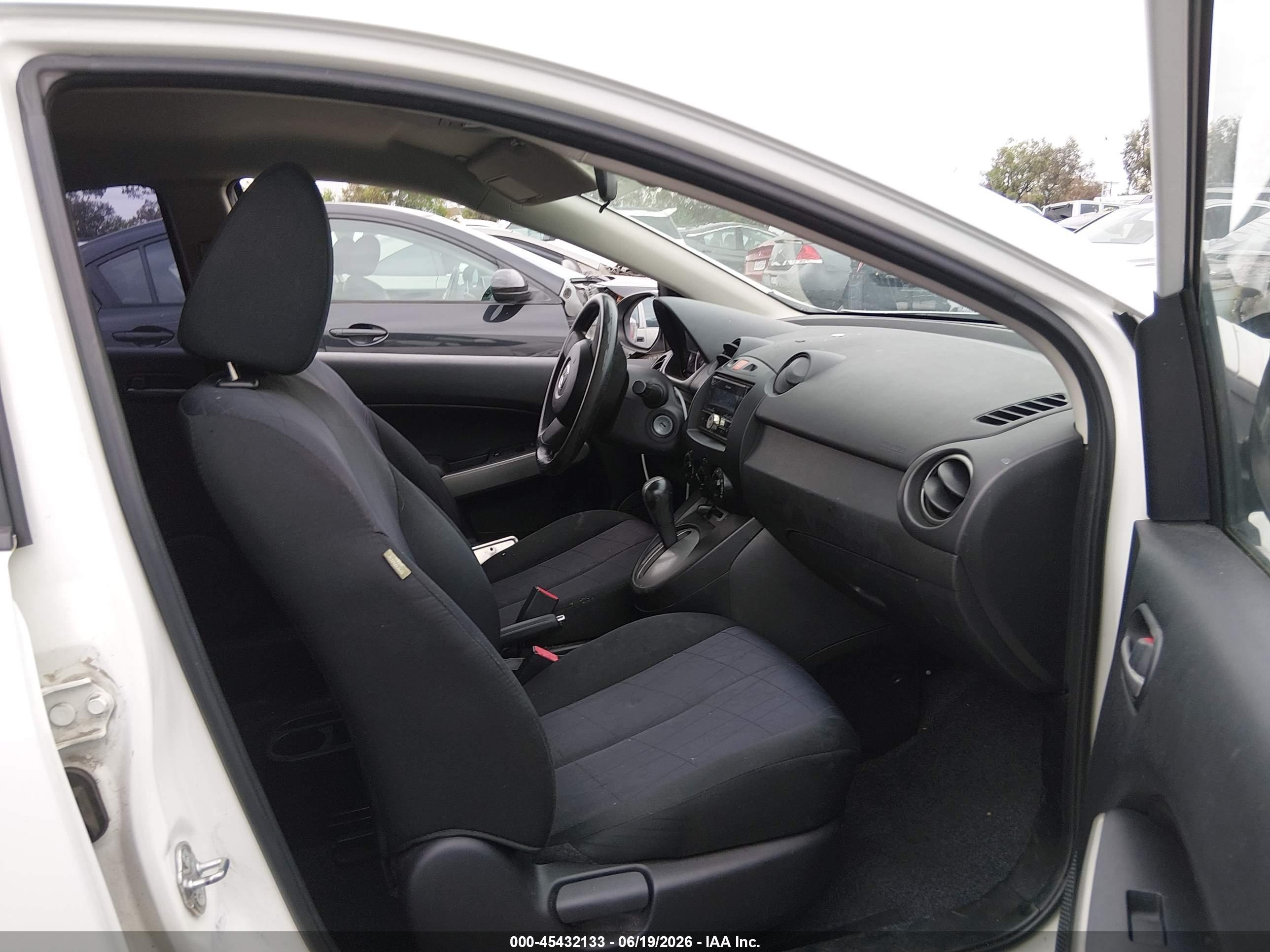 2014 Mazda Mazda2 Sport White vin: JM1DE1KZ3E0178853
