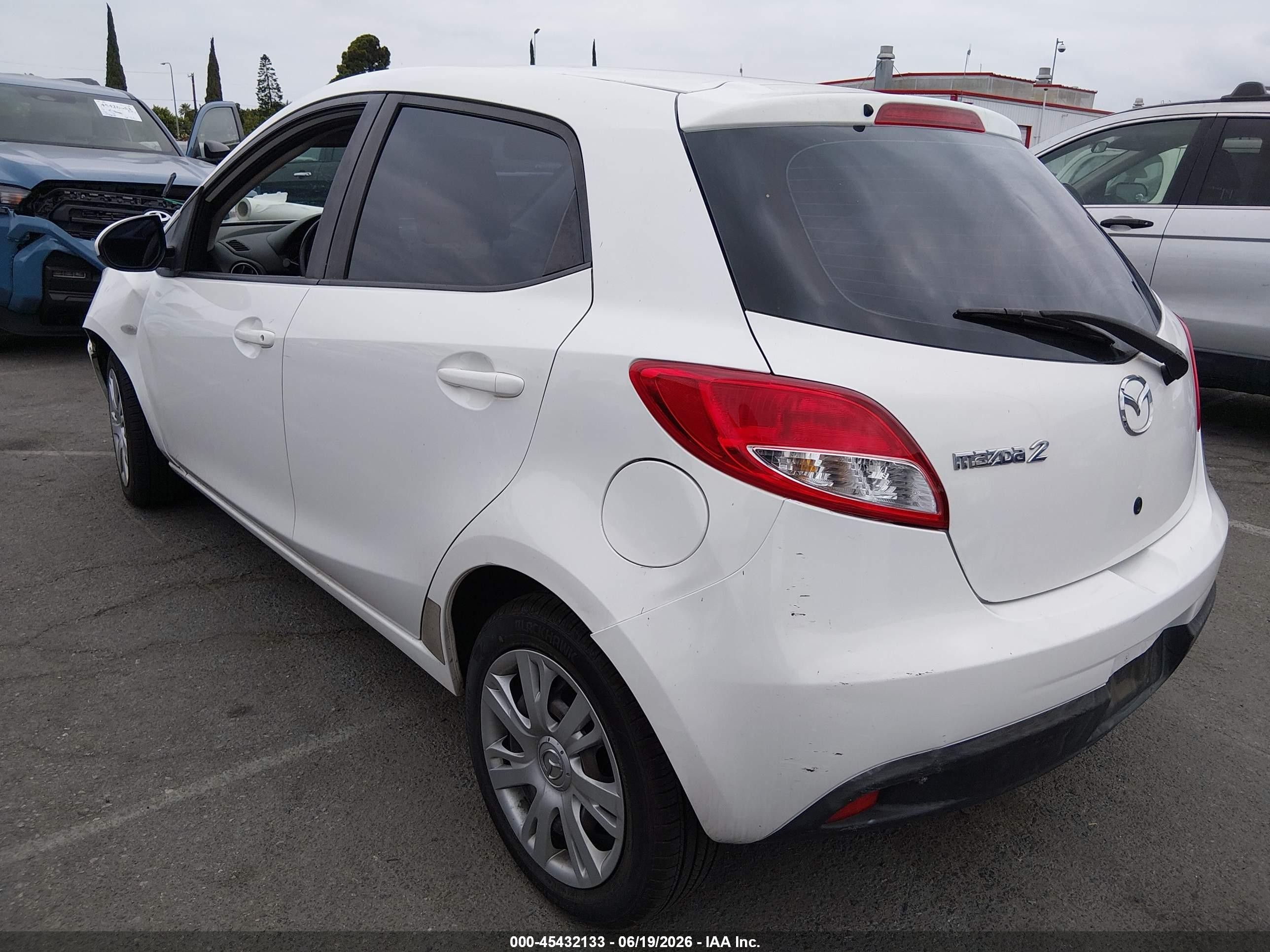 2014 Mazda Mazda2 Sport White vin: JM1DE1KZ3E0178853