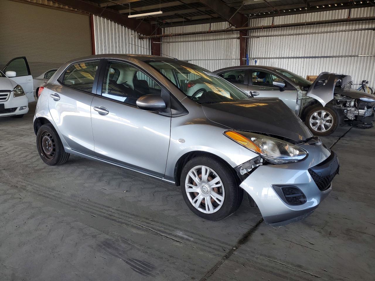 2014 Mazda Mazda2 Sport Silver vin: JM1DE1KZ4E0177033