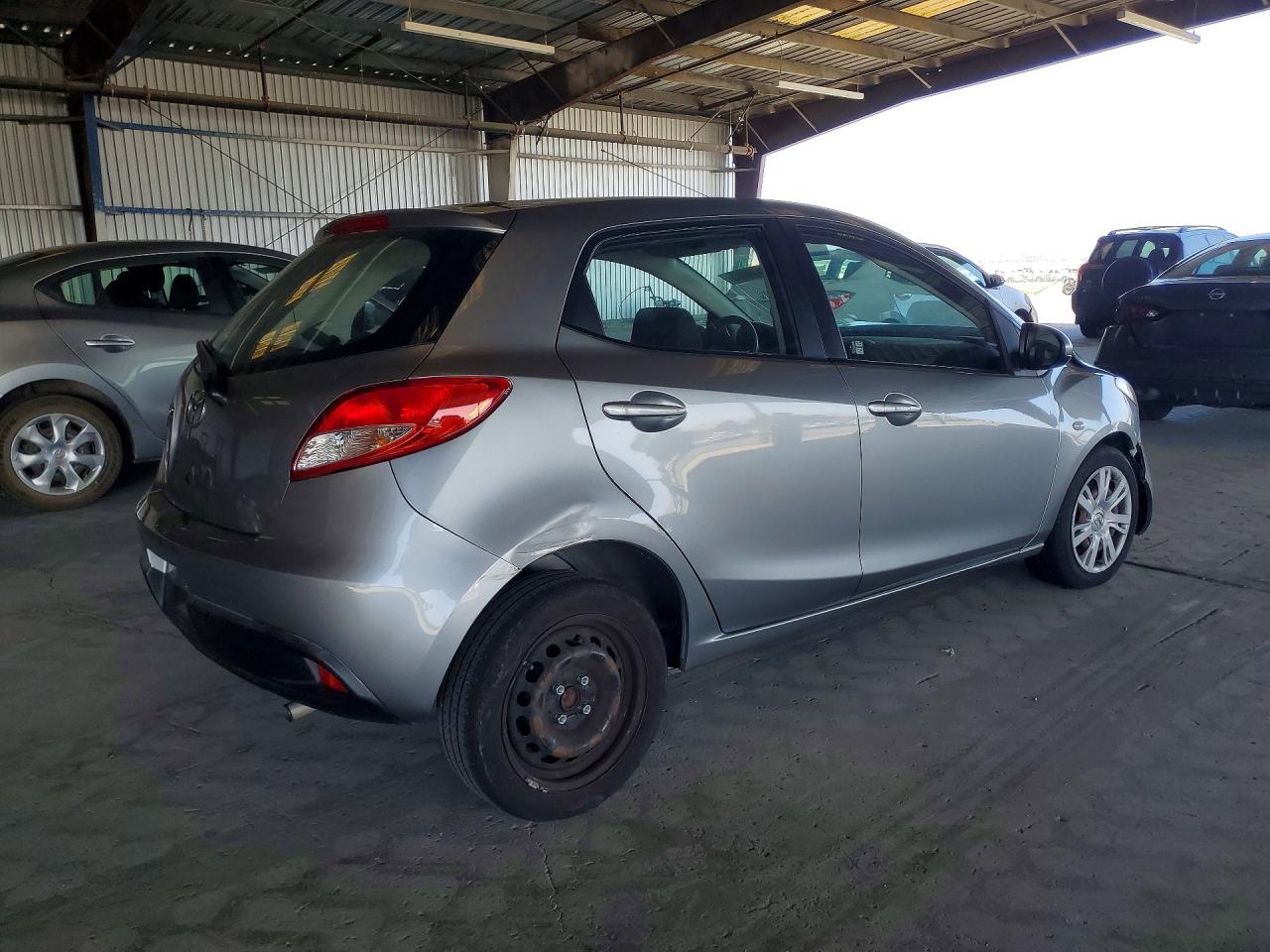 2014 Mazda Mazda2 Sport Silver vin: JM1DE1KZ4E0177033