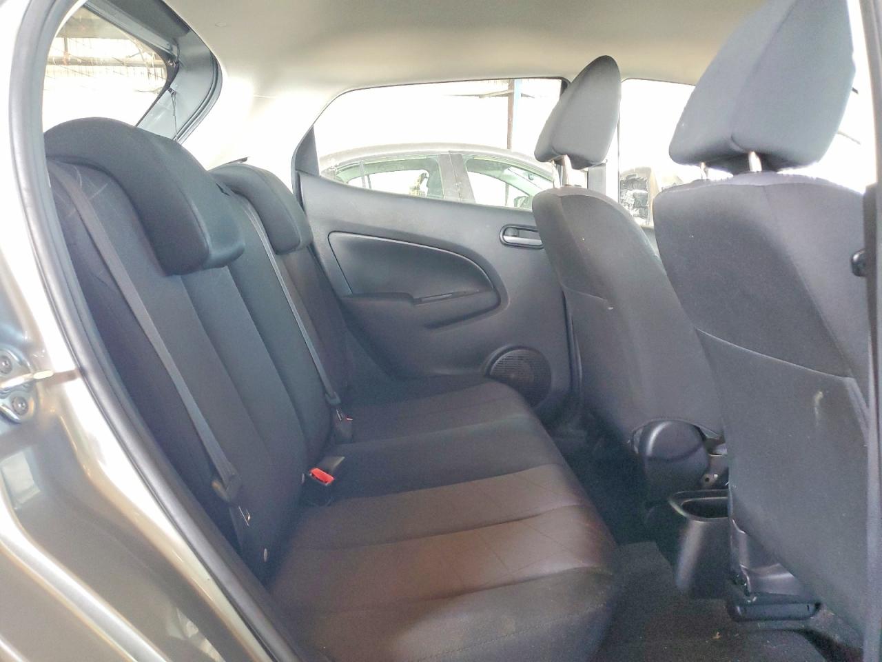 2014 Mazda Mazda2 Sport Silver vin: JM1DE1KZ4E0177033