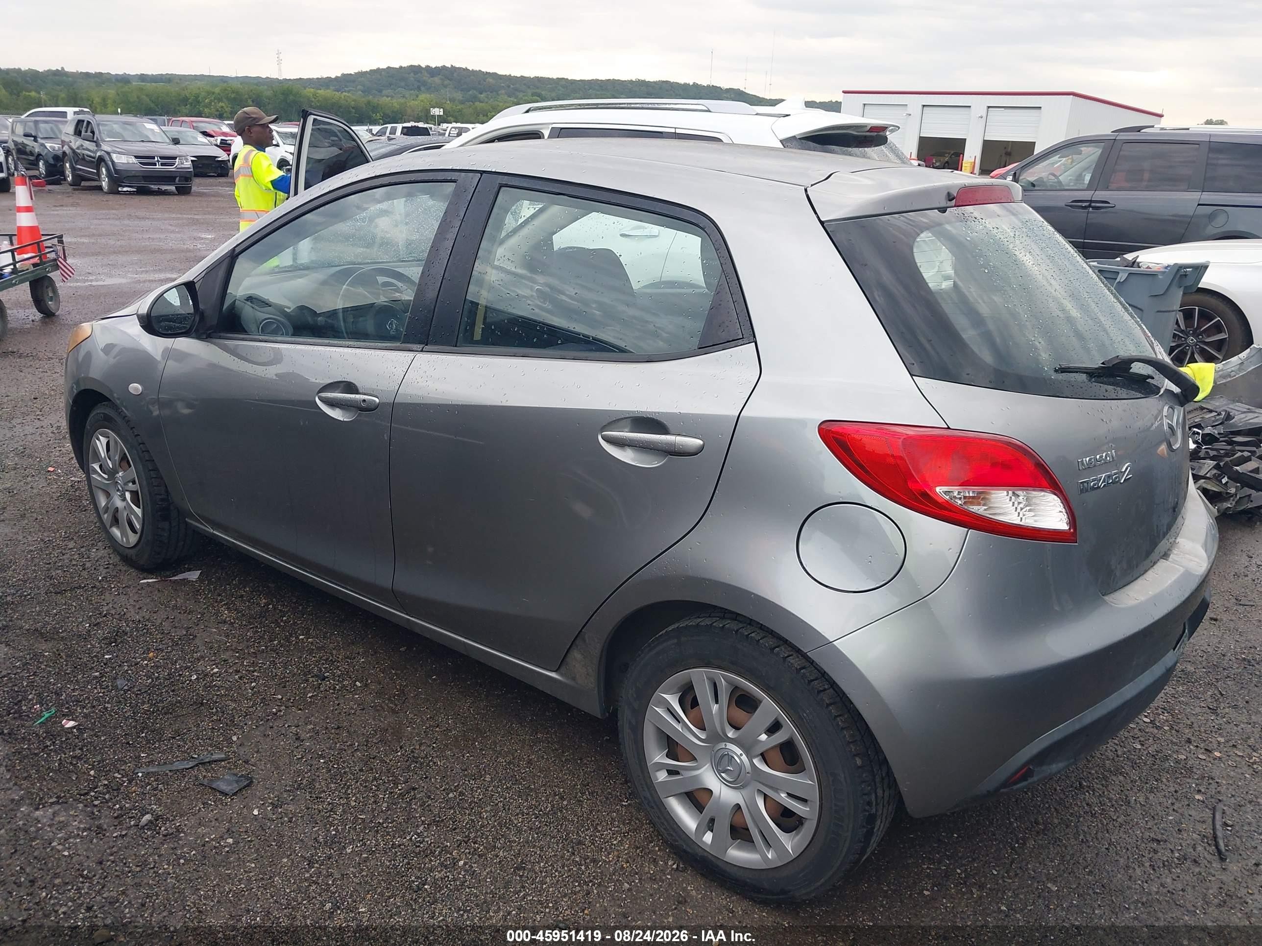 2014 Mazda Mazda2 Sport Серебряный vin: JM1DE1KZ4E0179302