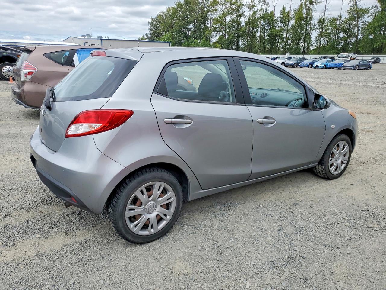 2013 Mazda Mazda2 Silver vin: JM1DE1KZ7D0167904