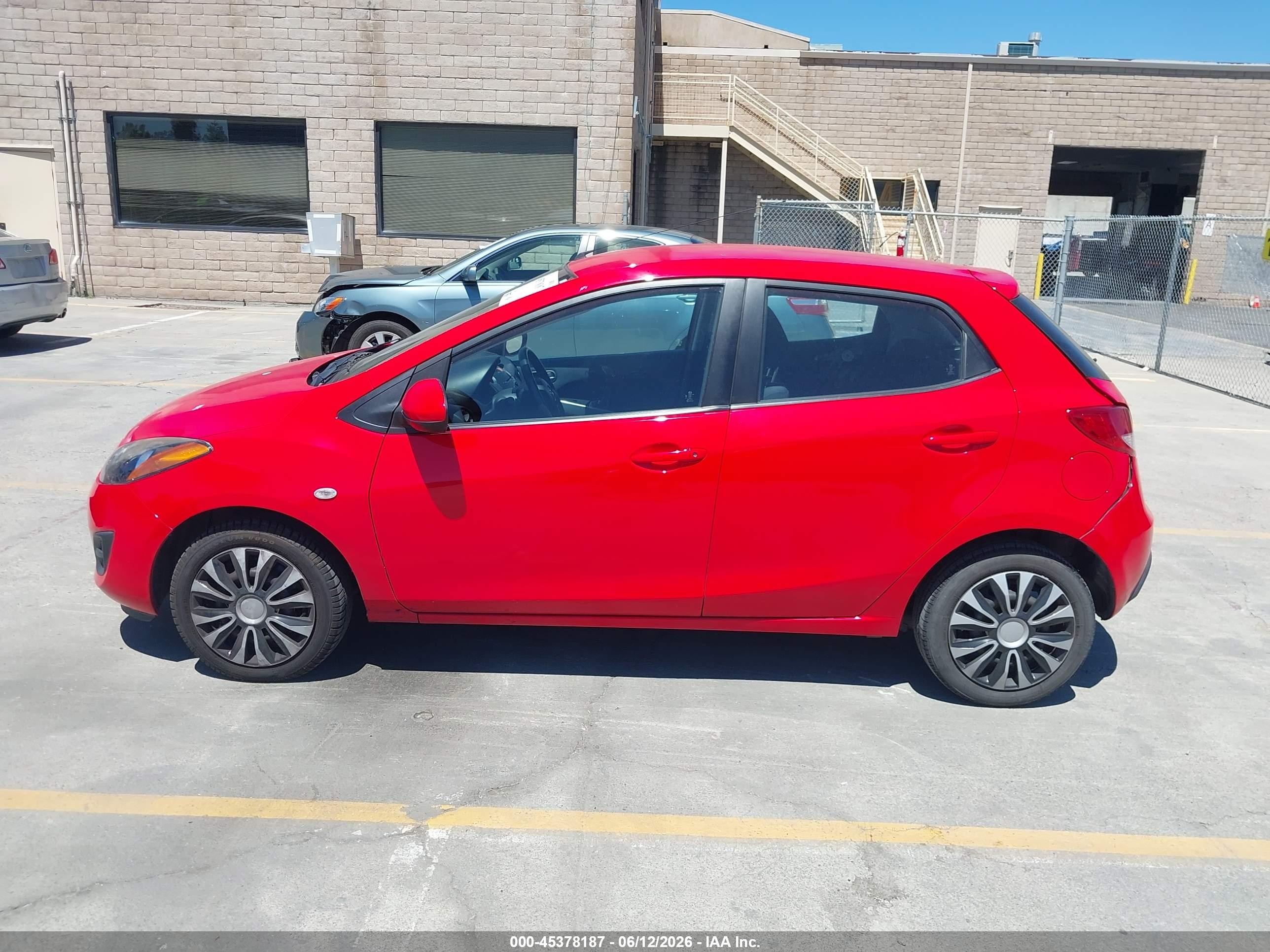 2014 Mazda Mazda2 Sport Red vin: JM1DE1KZ7E0171677