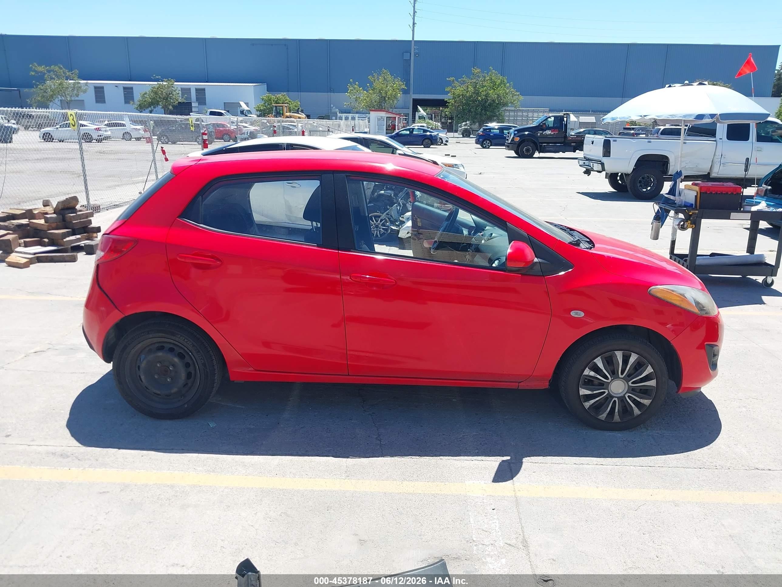 2014 Mazda Mazda2 Sport Red vin: JM1DE1KZ7E0171677