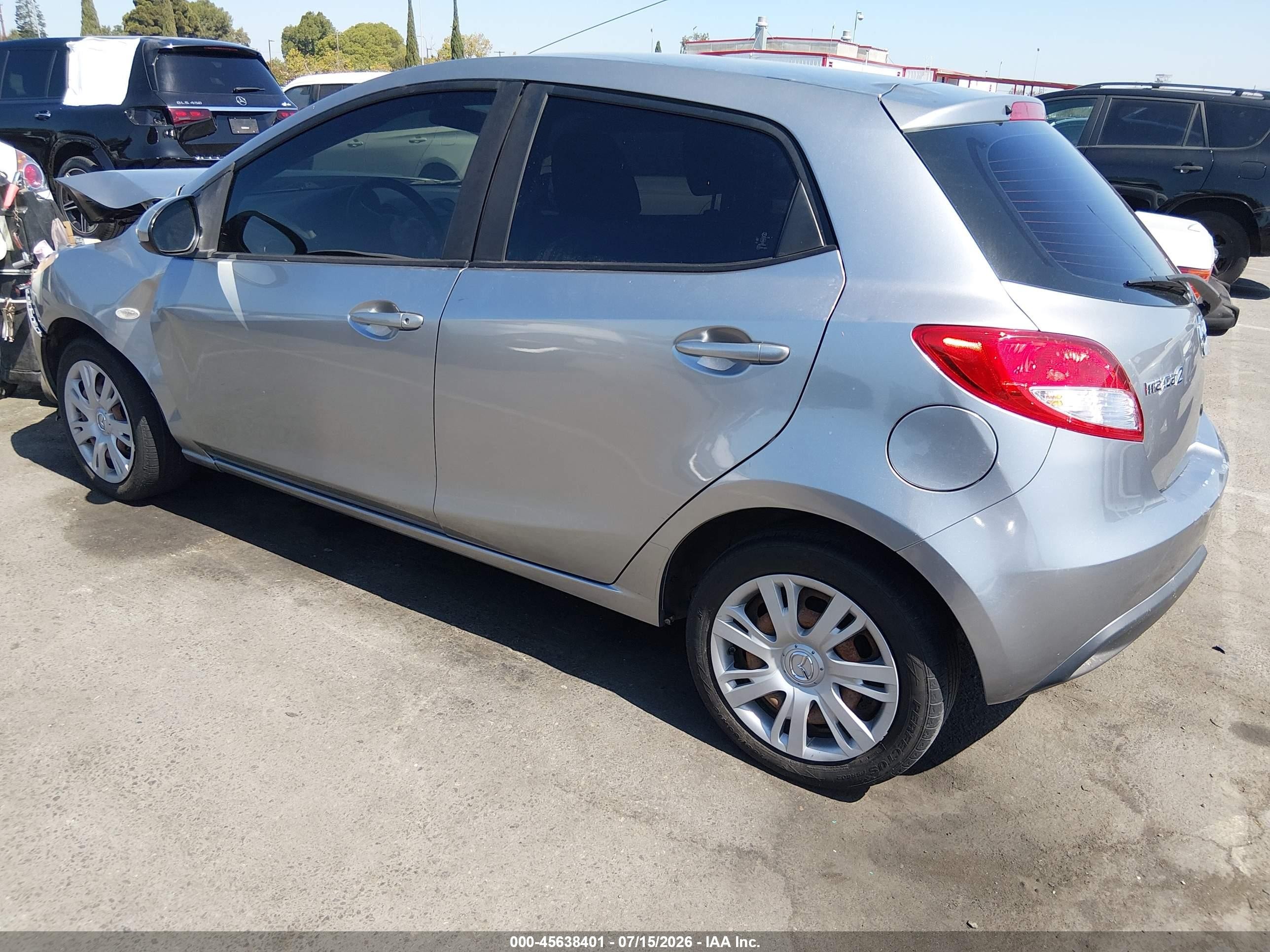 2013 Mazda Mazda2 Sport Silver vin: JM1DE1KZ8D0166115