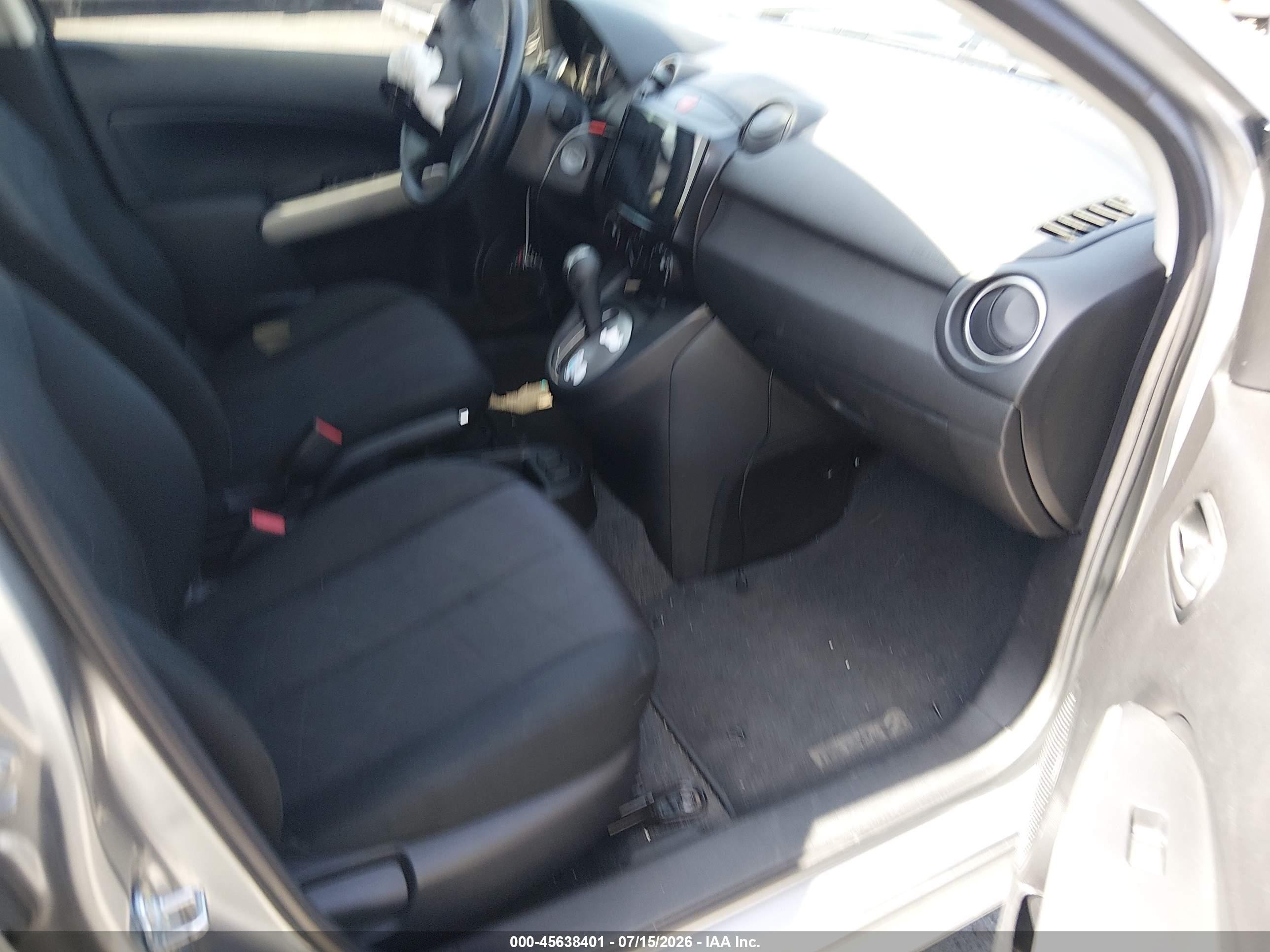 2013 Mazda Mazda2 Sport Silver vin: JM1DE1KZ8D0166115