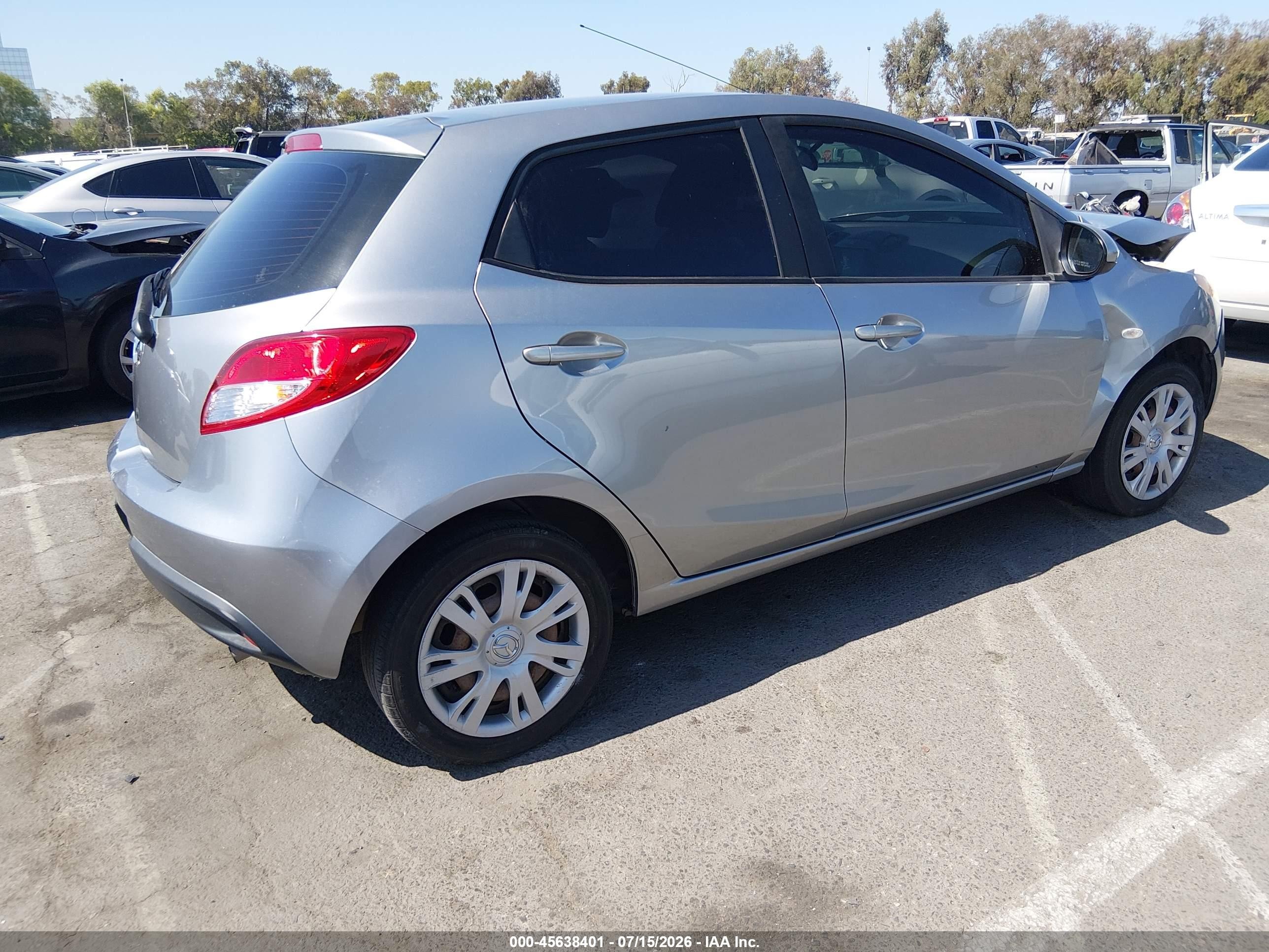2013 Mazda Mazda2 Sport Silver vin: JM1DE1KZ8D0166115
