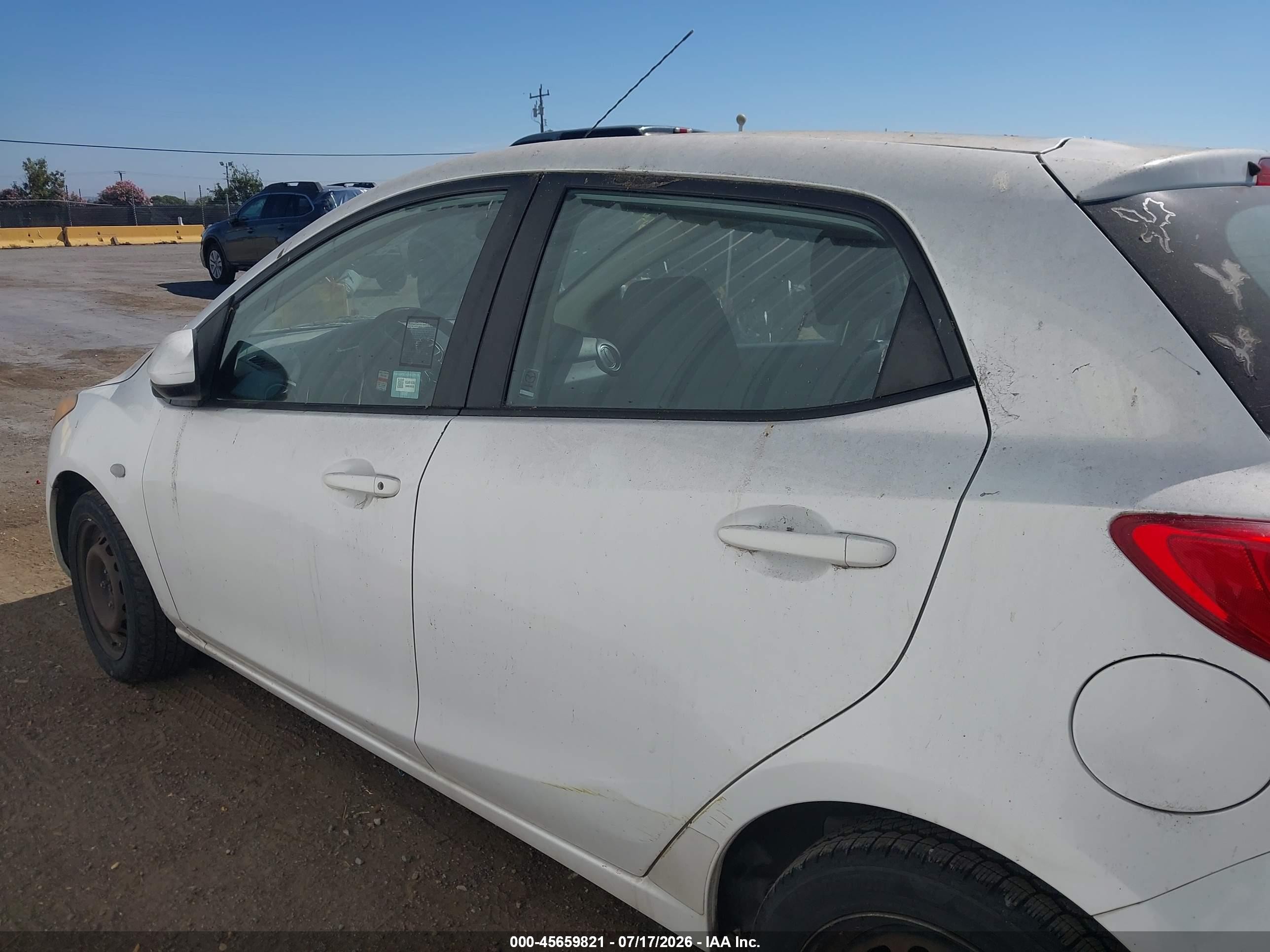 2013 Mazda Mazda2 Sport Белый vin: JM1DE1KZXD0157335