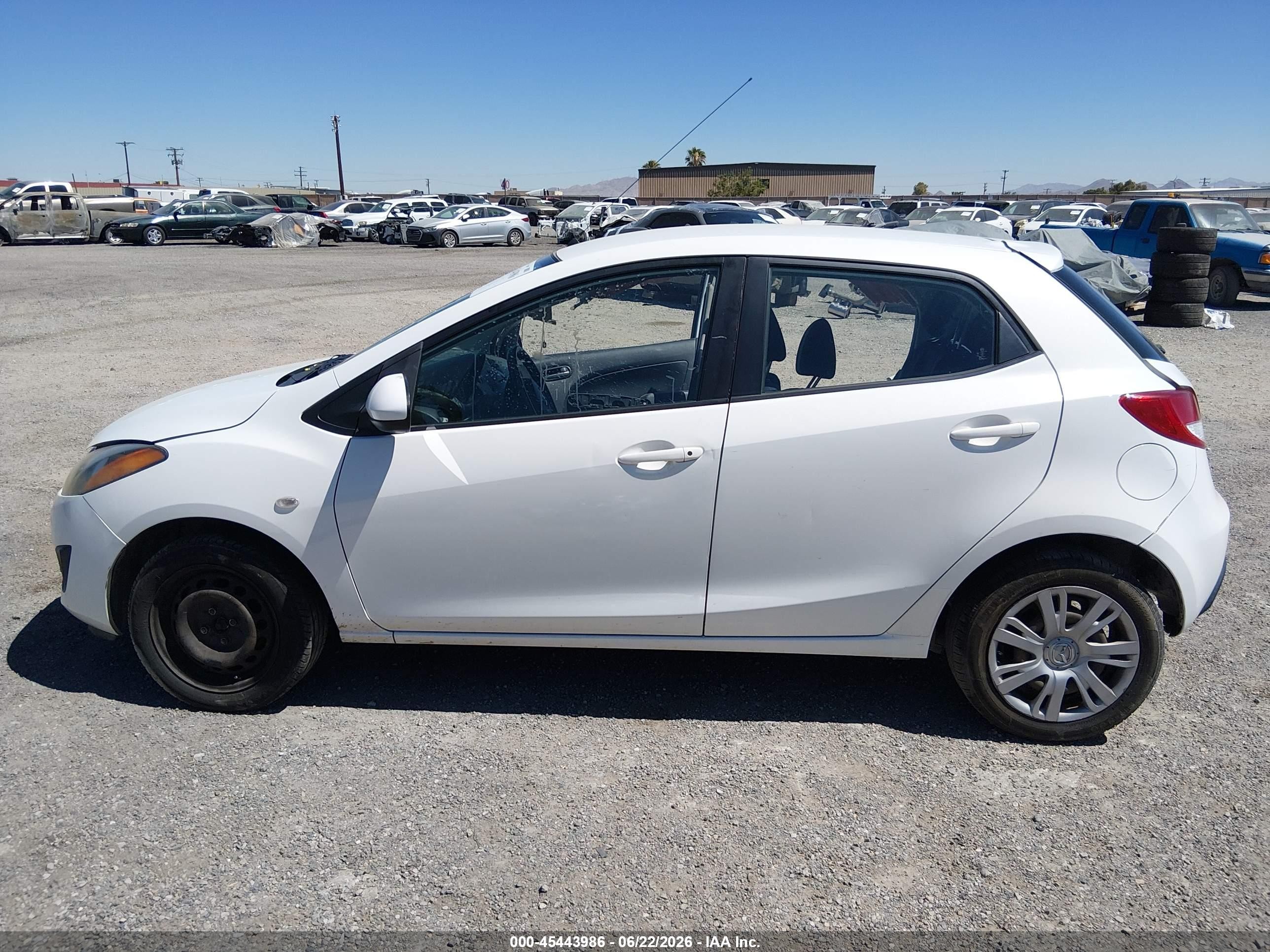 2014 Mazda Mazda2 Sport White vin: JM1DE1KZXE0180230