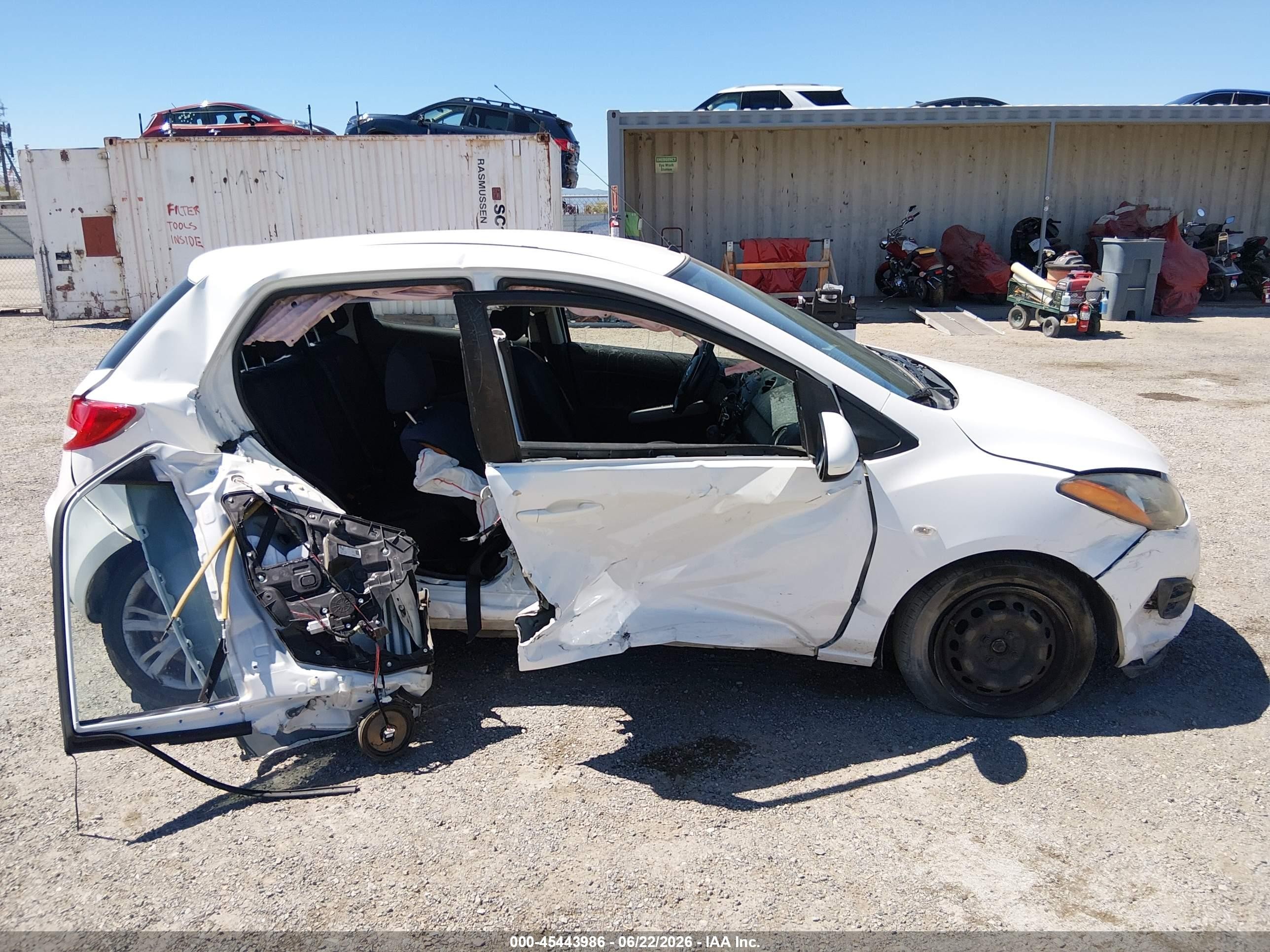 2014 Mazda Mazda2 Sport White vin: JM1DE1KZXE0180230