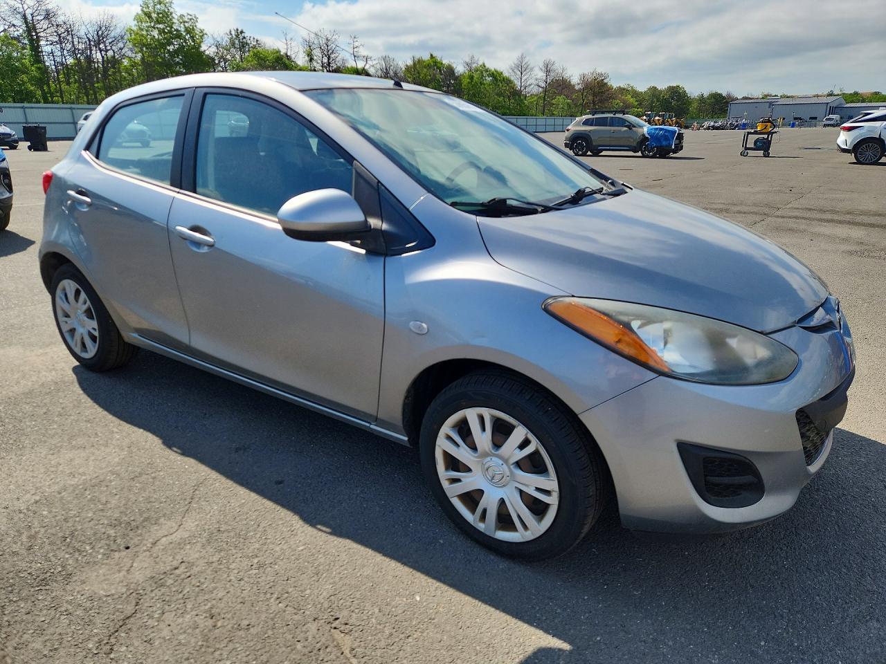 2014 Mazda Mazda2 Sport Серебряный vin: JM1DE1KZXE0185119