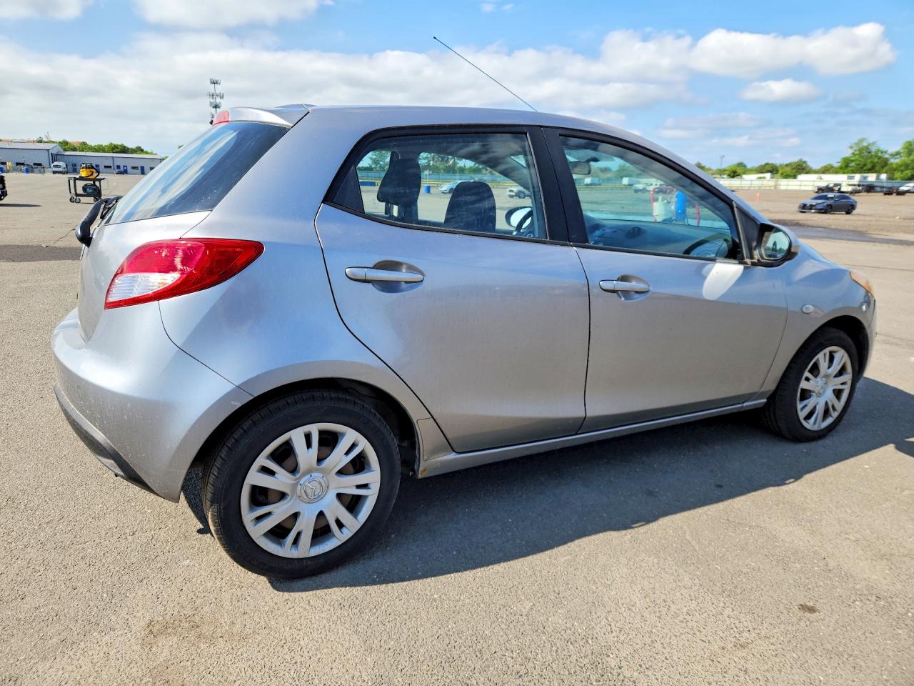2014 Mazda Mazda2 Sport Серебряный vin: JM1DE1KZXE0185119