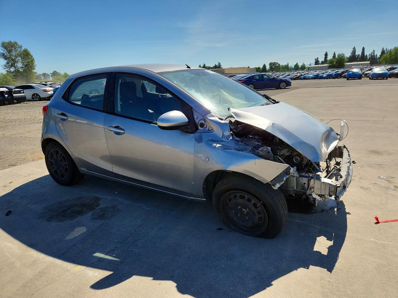 2014 Mazda Mazda2 Sport Silver vin: JM1DE1KZXE0188313