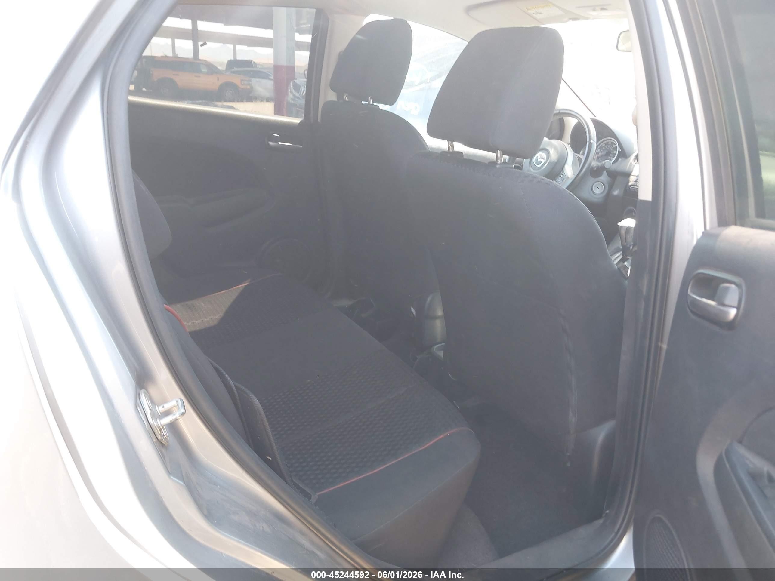 2012 Mazda Mazda2 Touring Silver vin: JM1DE1LY7C0140657