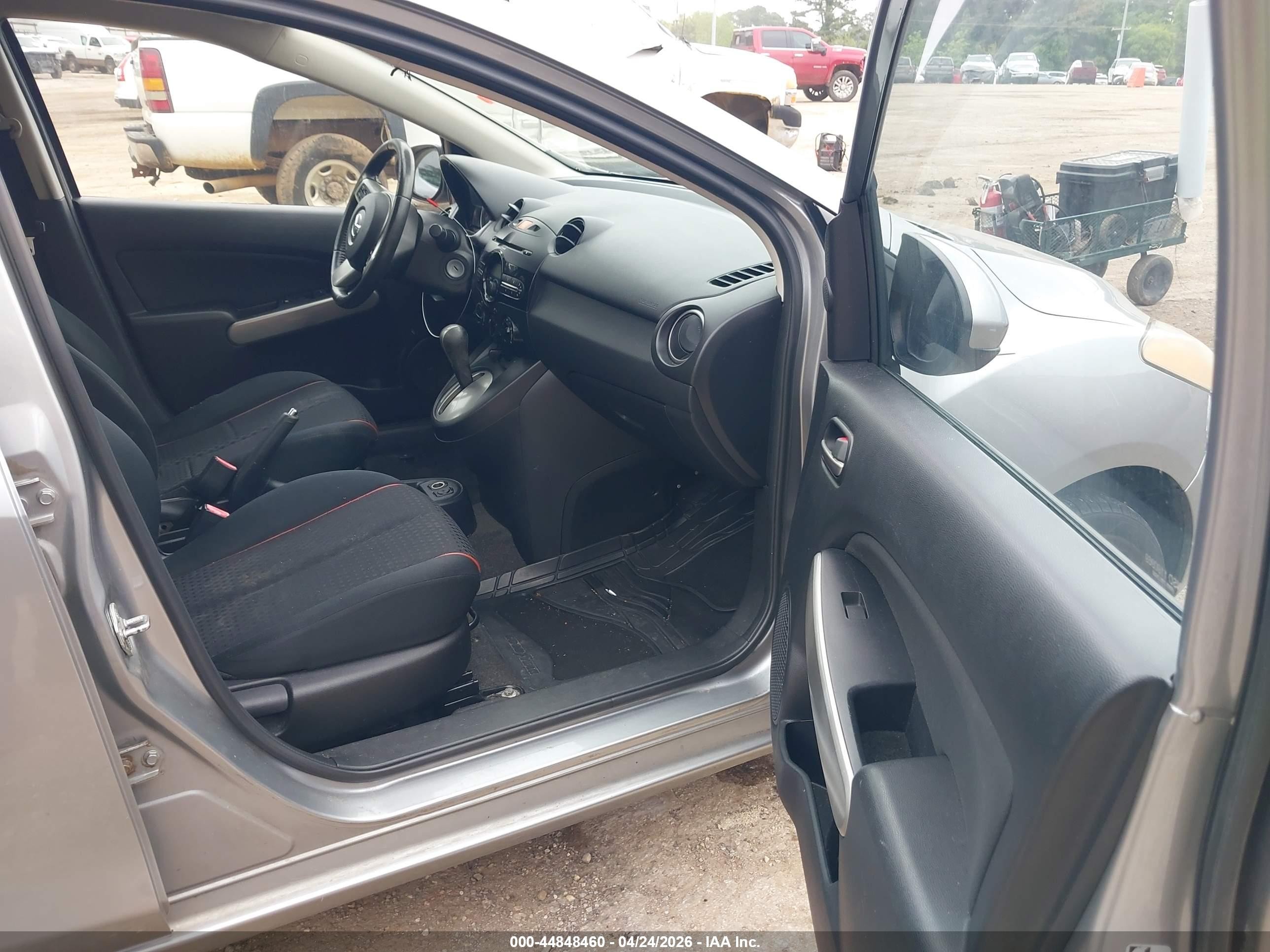 2012 Mazda Mazda2 Touring Silver vin: JM1DE1LZ1C0152120