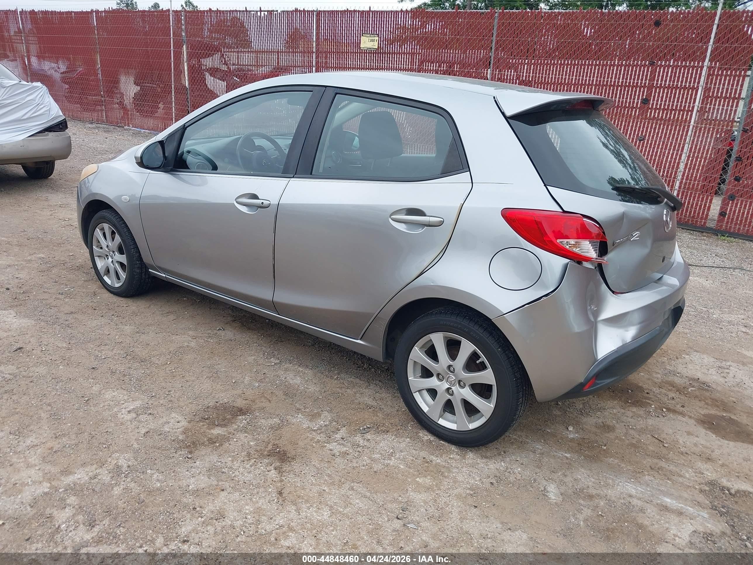 2012 Mazda Mazda2 Touring Silver vin: JM1DE1LZ1C0152120